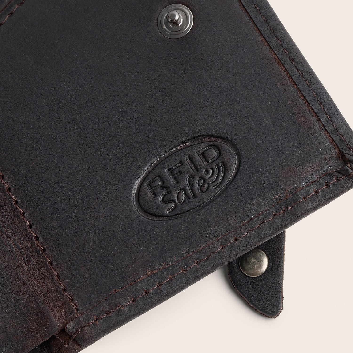 Leren Pasjeshouder Bruin Palma, close-up van het ingeperste 'RFID Safe'-logo