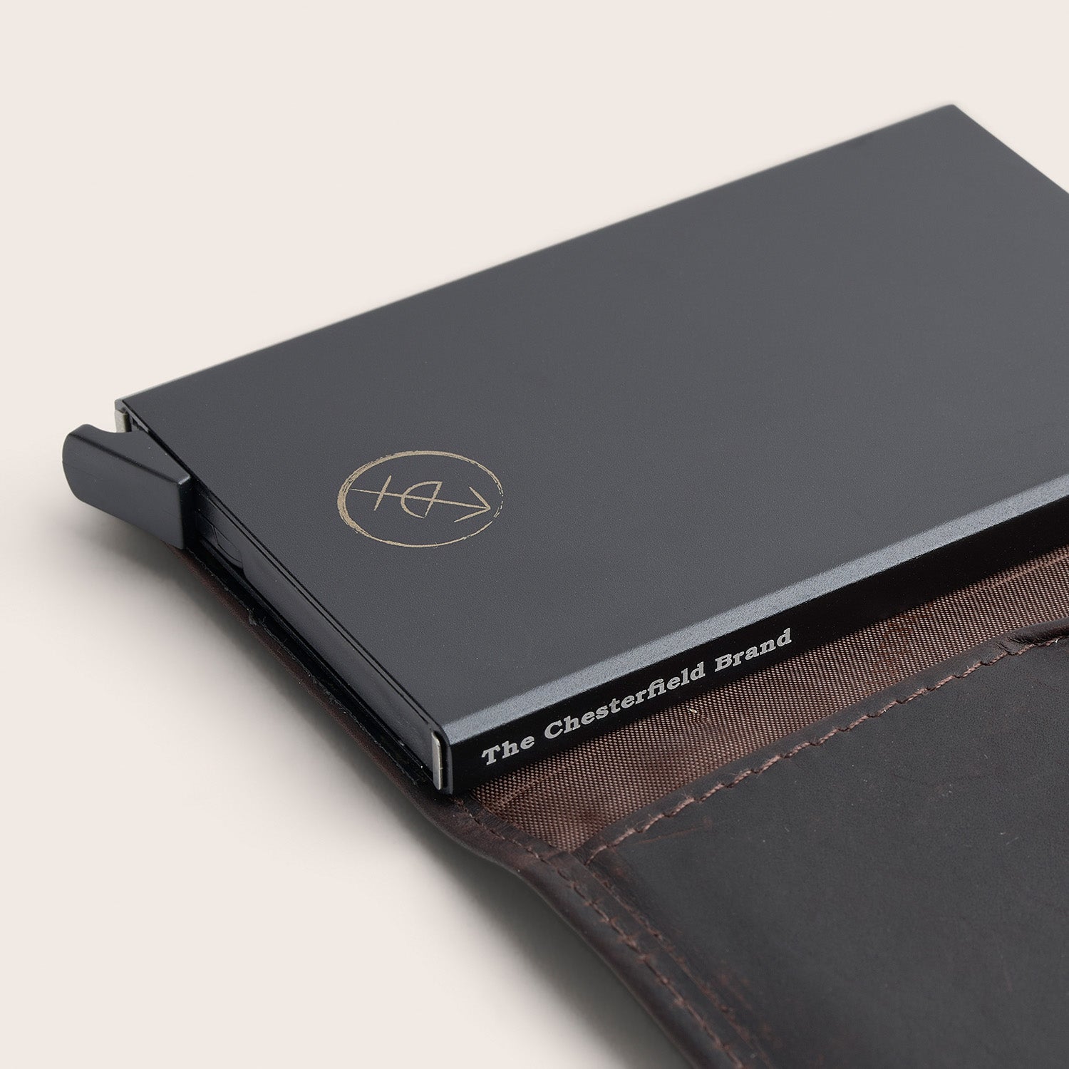 Leren Pasjeshouder Bruin Palma, close-up van de zwarte kaarthouder met 'The Chesterfield Brand'