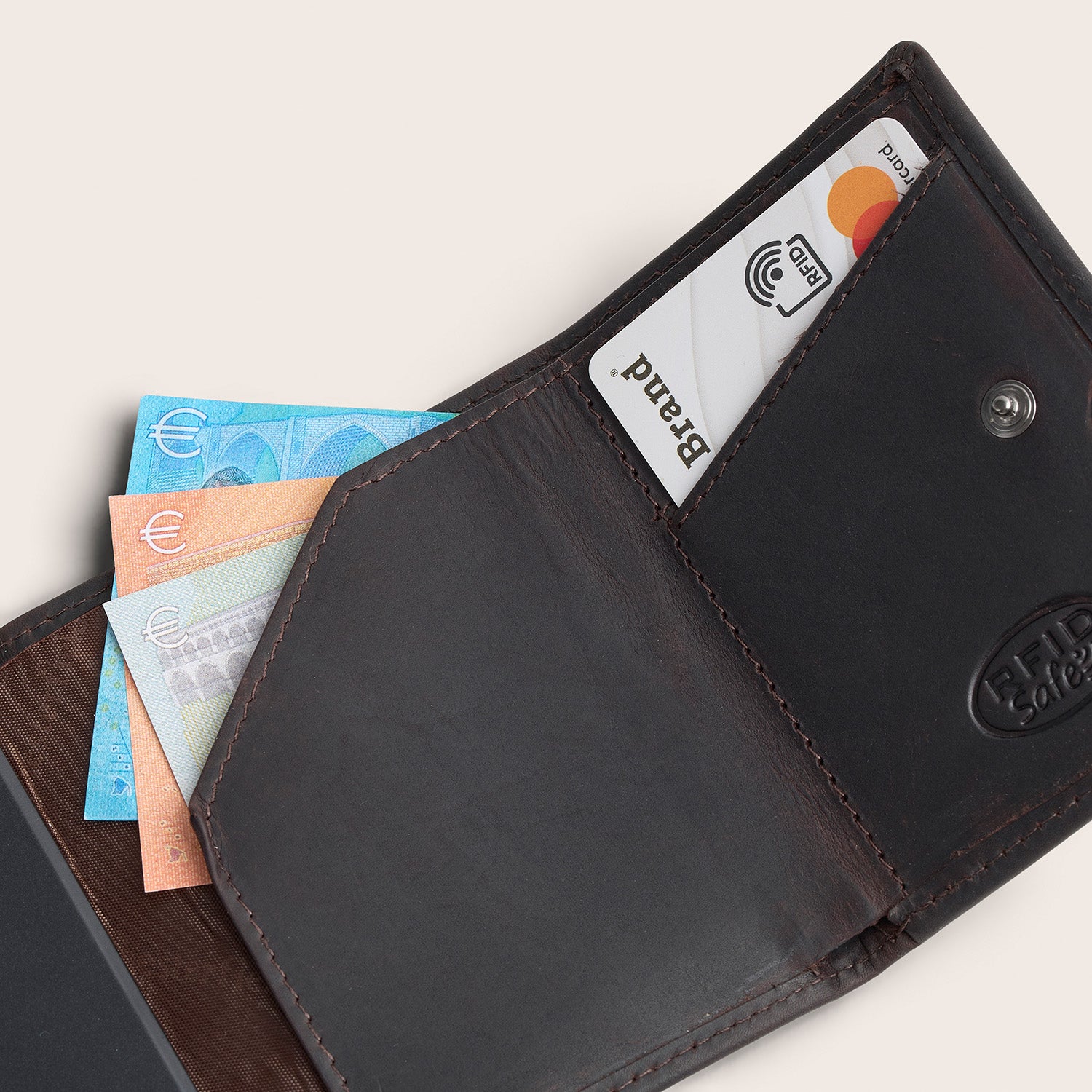 Leren Pasjeshouder Bruin Palma, binnenkant, opengeklapt, met een pasje en bankbiljetten, ingeperst 'RFID Safe'