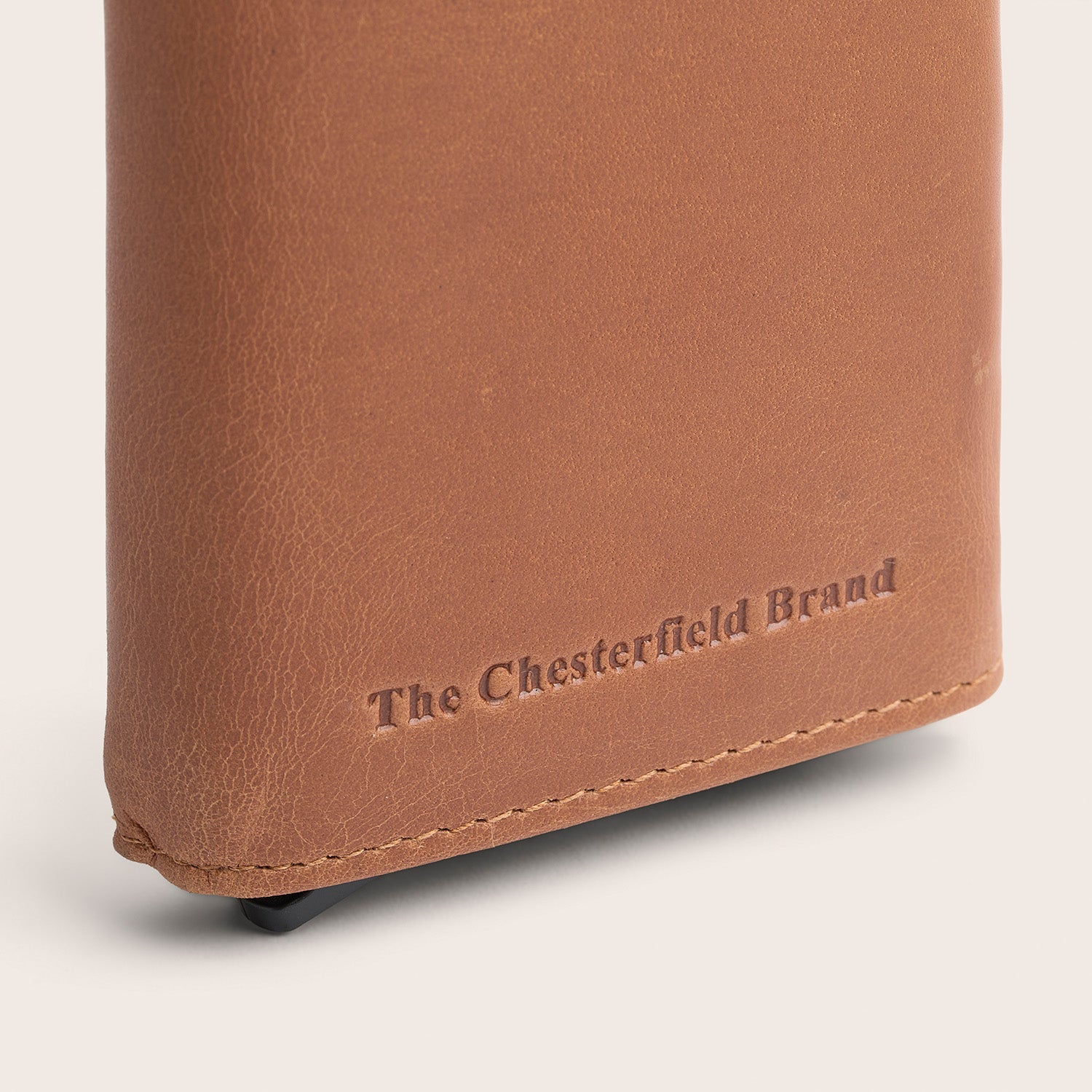 Leather Card Holder Cognac Palma, close-up of the embossed logo 'The Chesterfield Brand'
