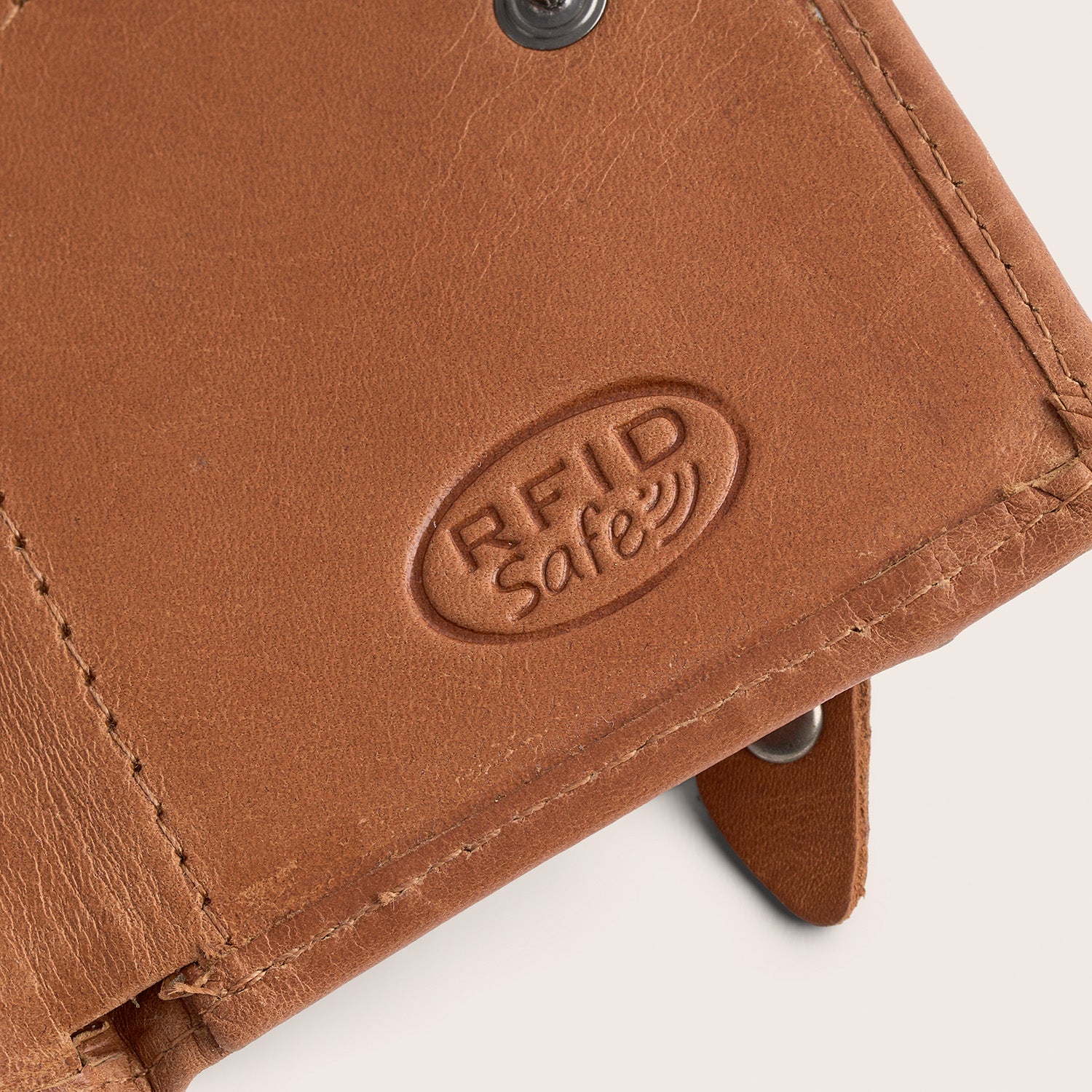 Leather Card Holder Cognac Palma, close-up of the embossed 'RFID Safe' logo