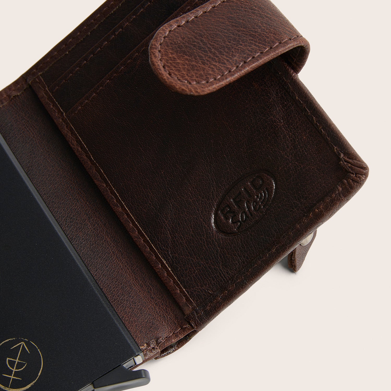 Porte-cartes en Cuir Marron Prague, gros plan sur l'inscription embossée 'RFID Safe' à l'intérieur