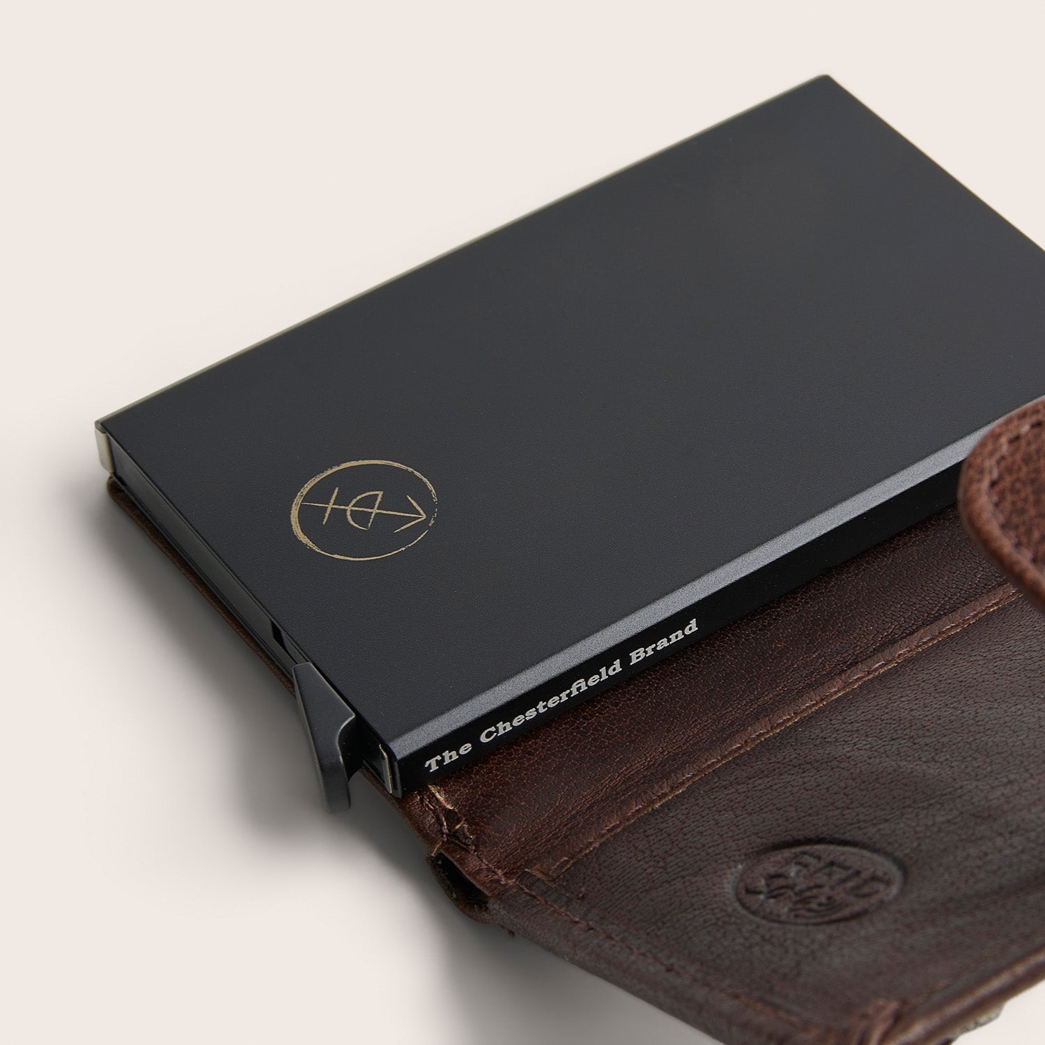 Porte-cartes en Cuir Marron Prague, gros plan sur la cassette à cartes avec l'inscription 'The Chesterfield Brand'