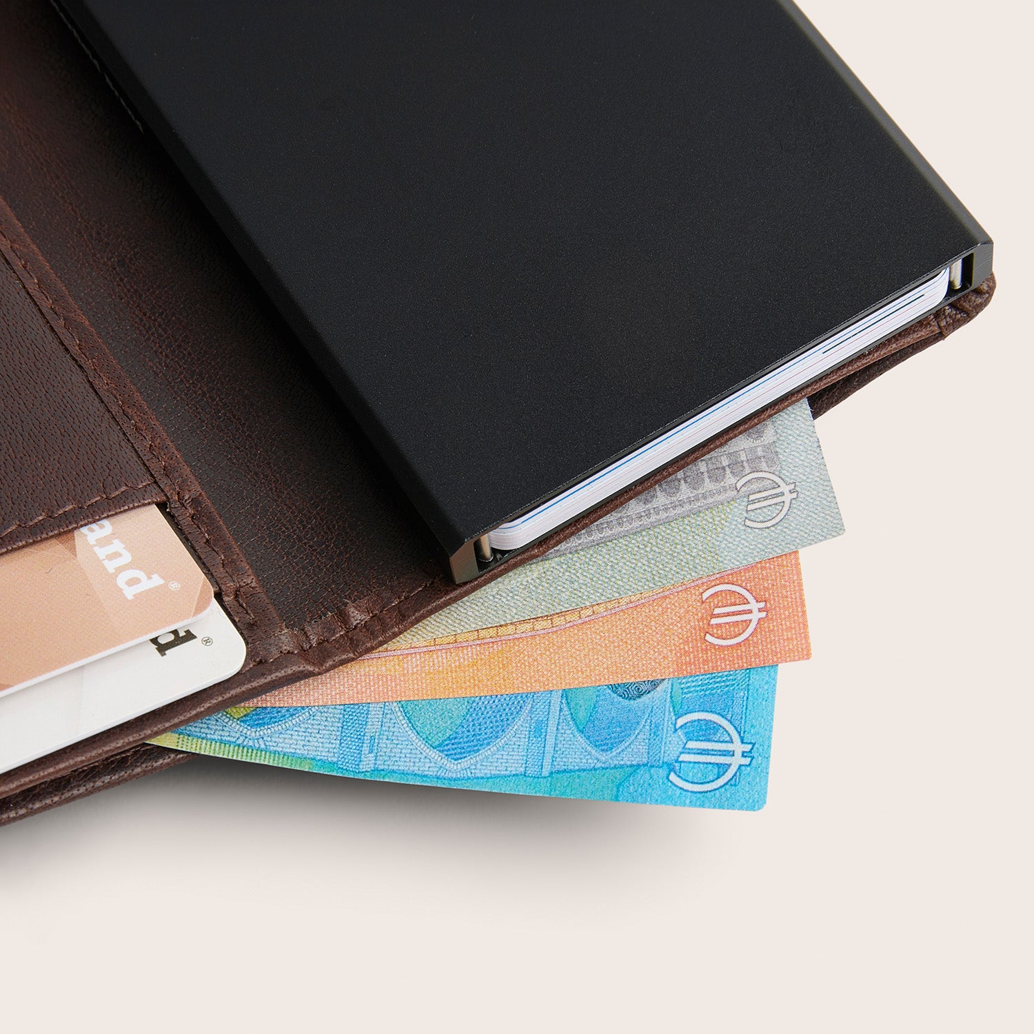 Porte-cartes en Cuir Marron Prague, gros plan avec cartes et billets