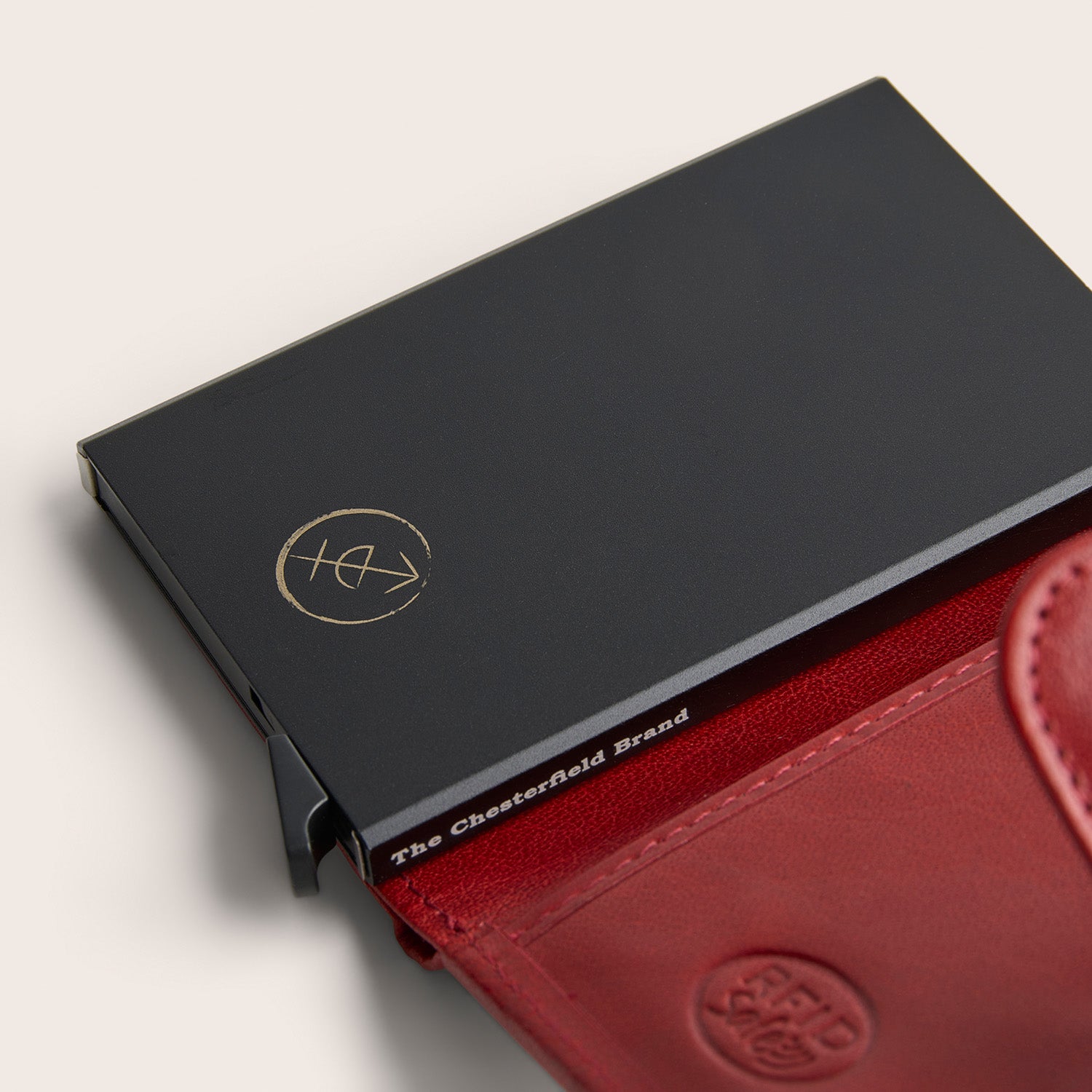 Leren Pasjeshouder Rood Prague, close-up van de pasjescassette met opdruk 'The Chesterfield Brand'