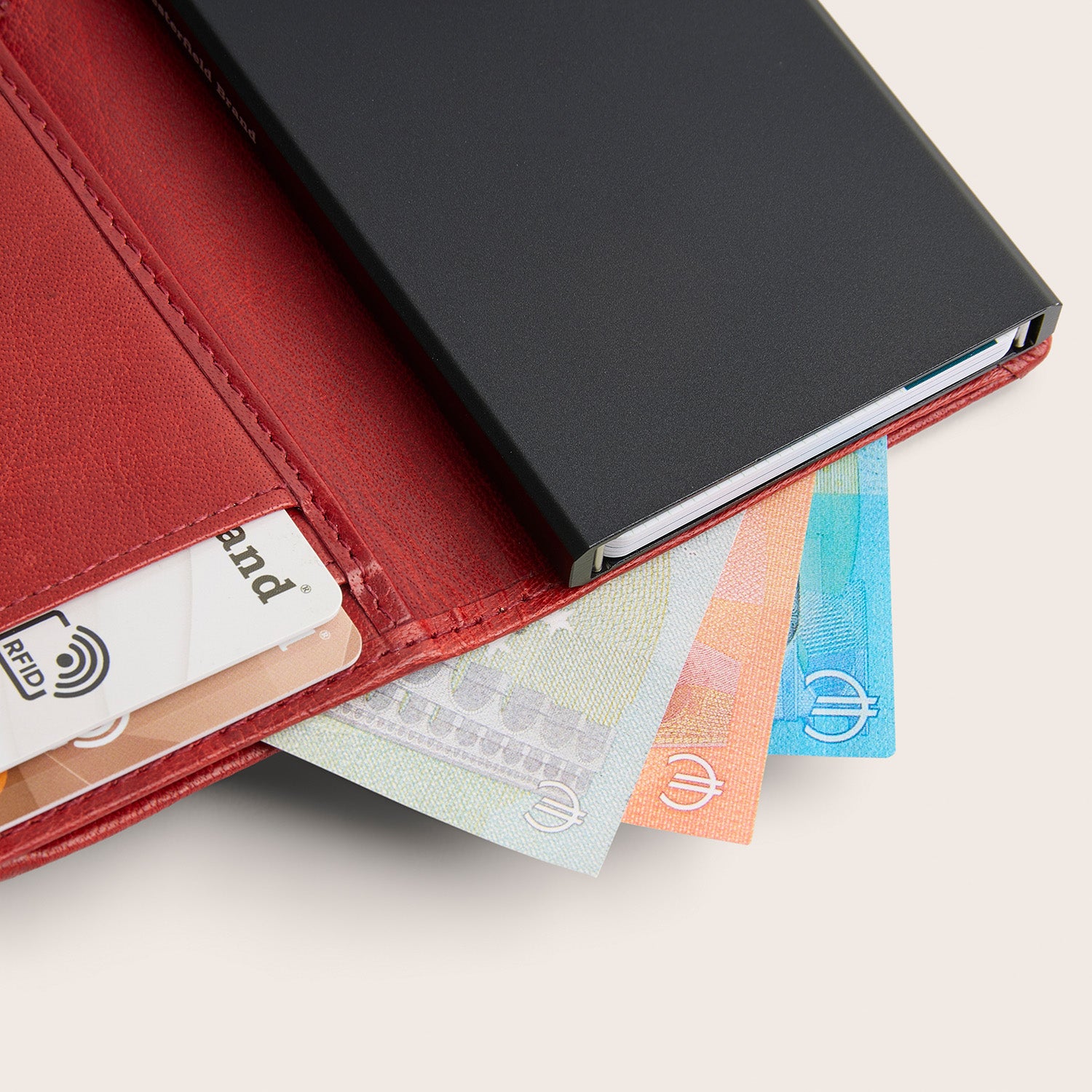 Leren Pasjeshouder Rood Prague, close-up met pasjes en bankbiljetten