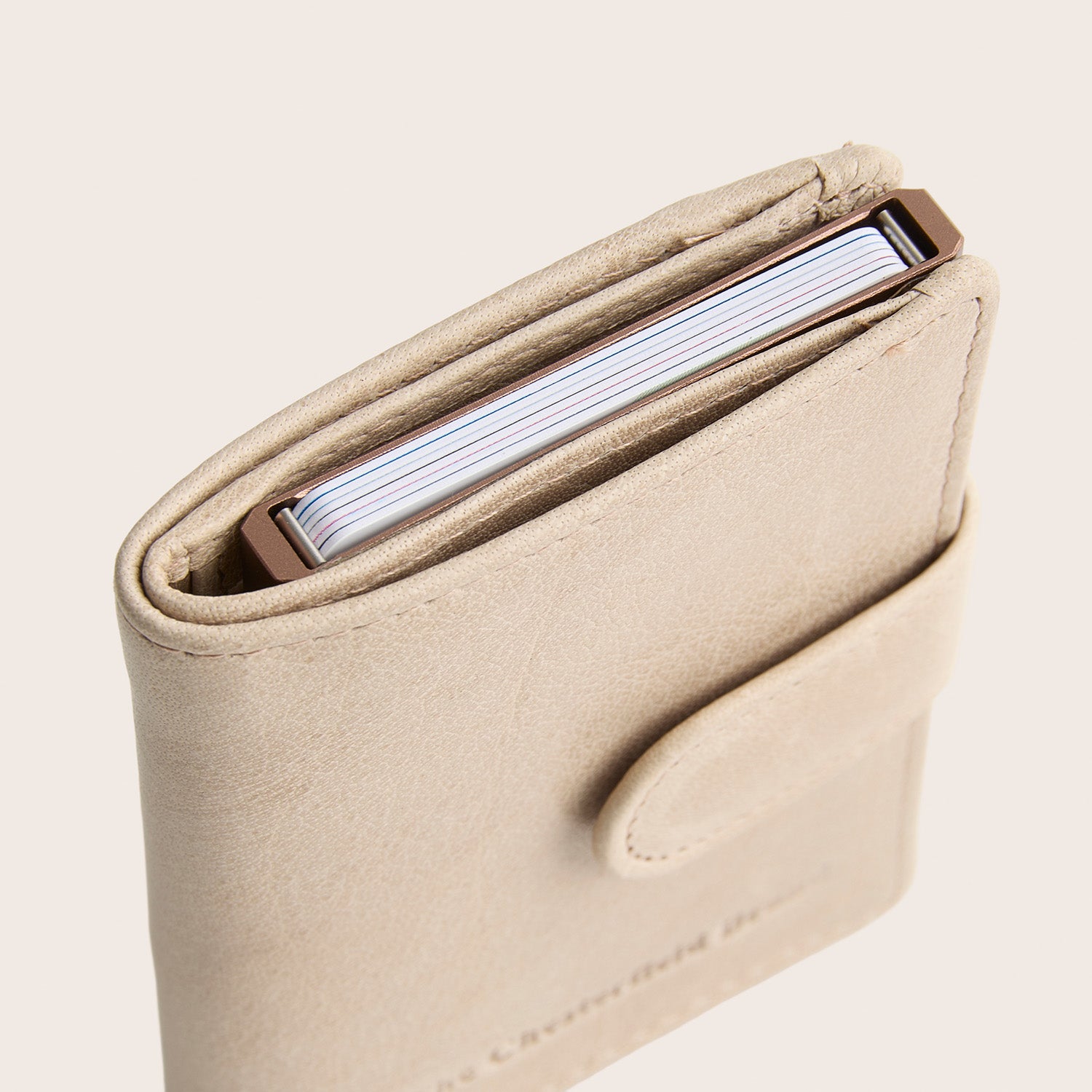 Porte-cartes en Cuir Beige Prague, vue de dessus des cartes dans la cassette à cartes