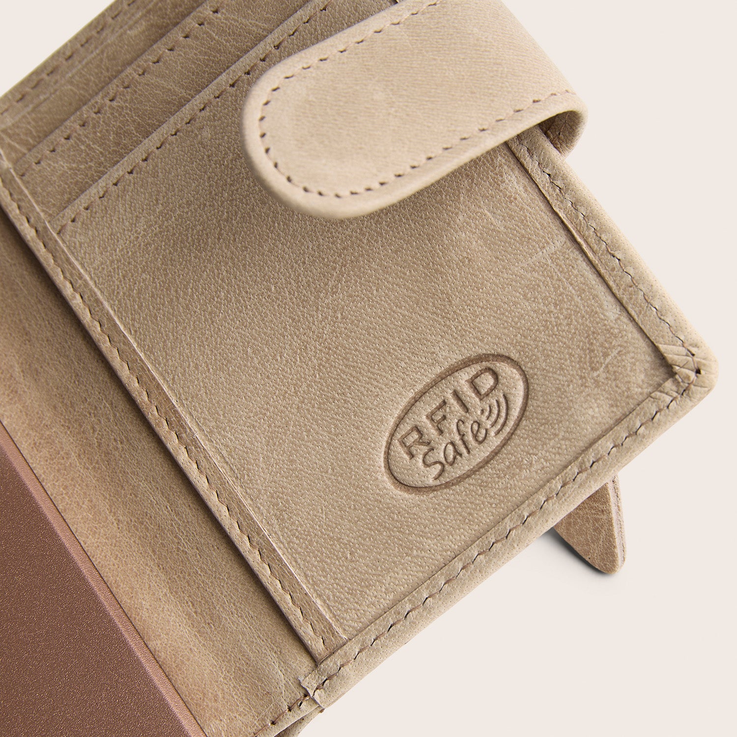 Porte-cartes en Cuir Beige Prague, gros plan sur l'inscription embossée 'RFID Safe' à l'intérieur