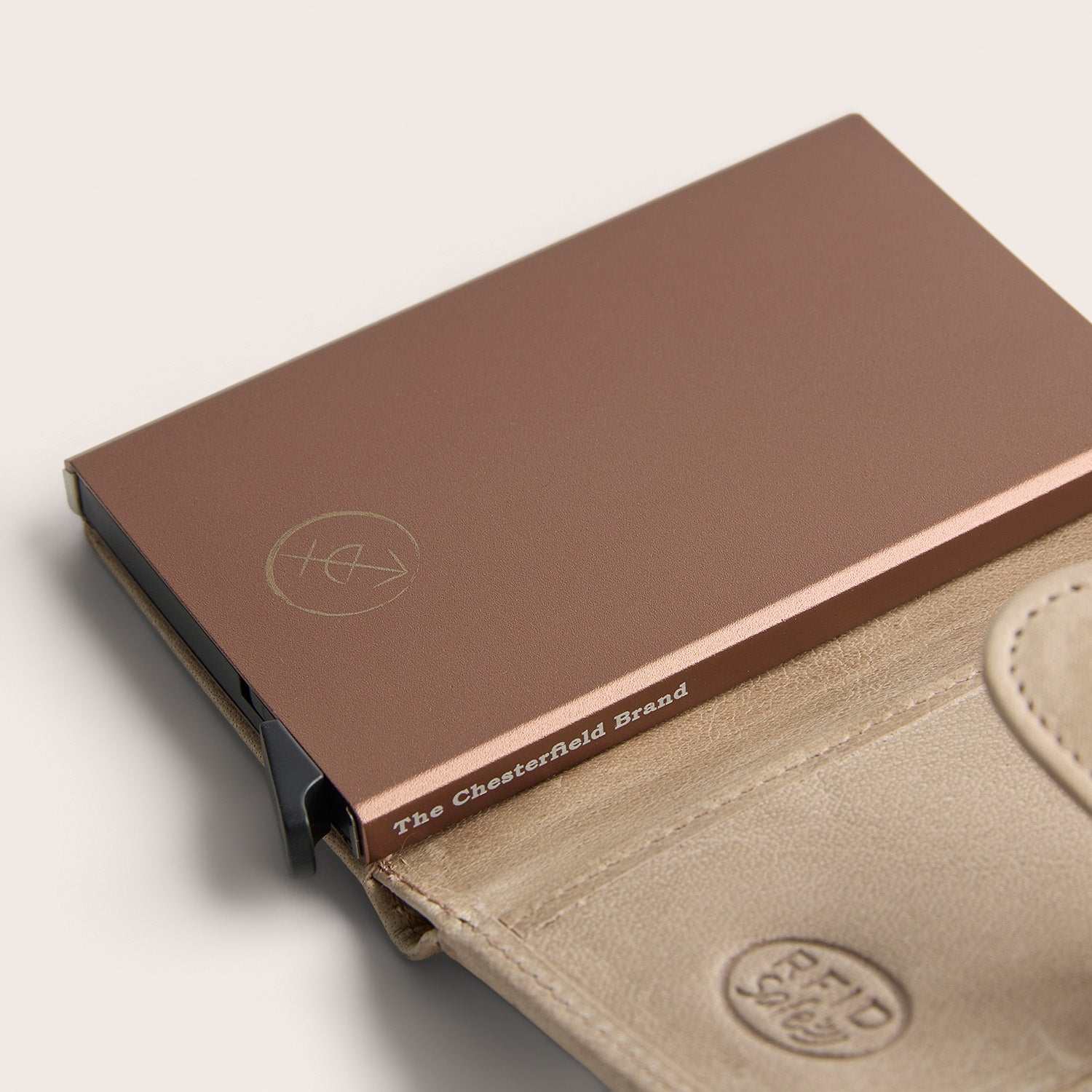 Porte-cartes en Cuir Beige Prague, gros plan sur la cassette à cartes avec l'inscription 'The Chesterfield Brand'