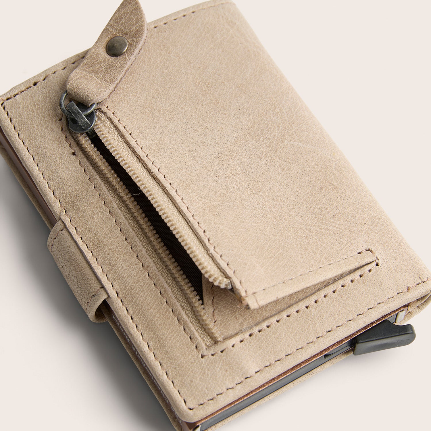 Porte-cartes en Cuir Beige Prague, gros plan sur la poche zippée ouverte au dos