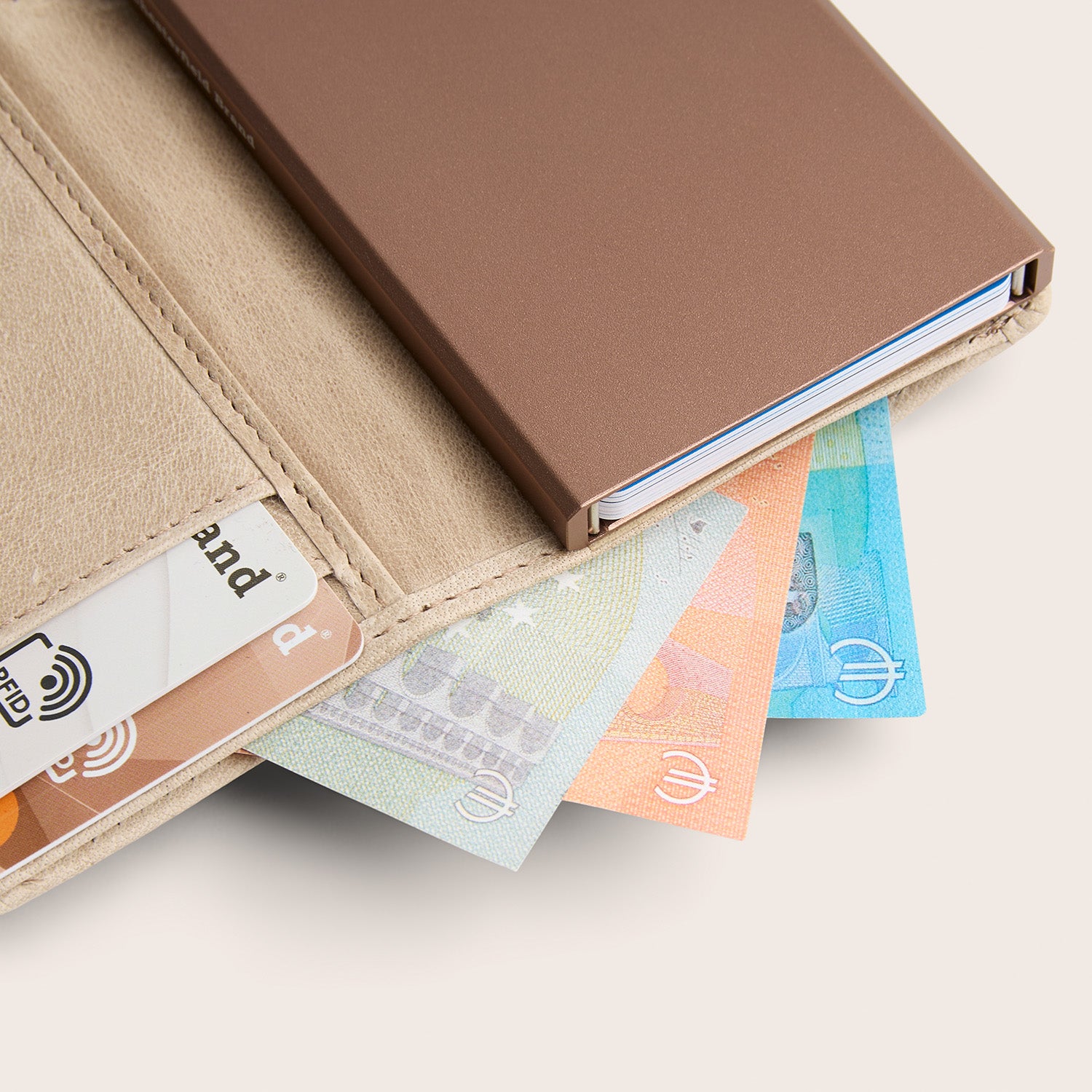 Porte-cartes en Cuir Beige Prague, gros plan avec cartes et billets