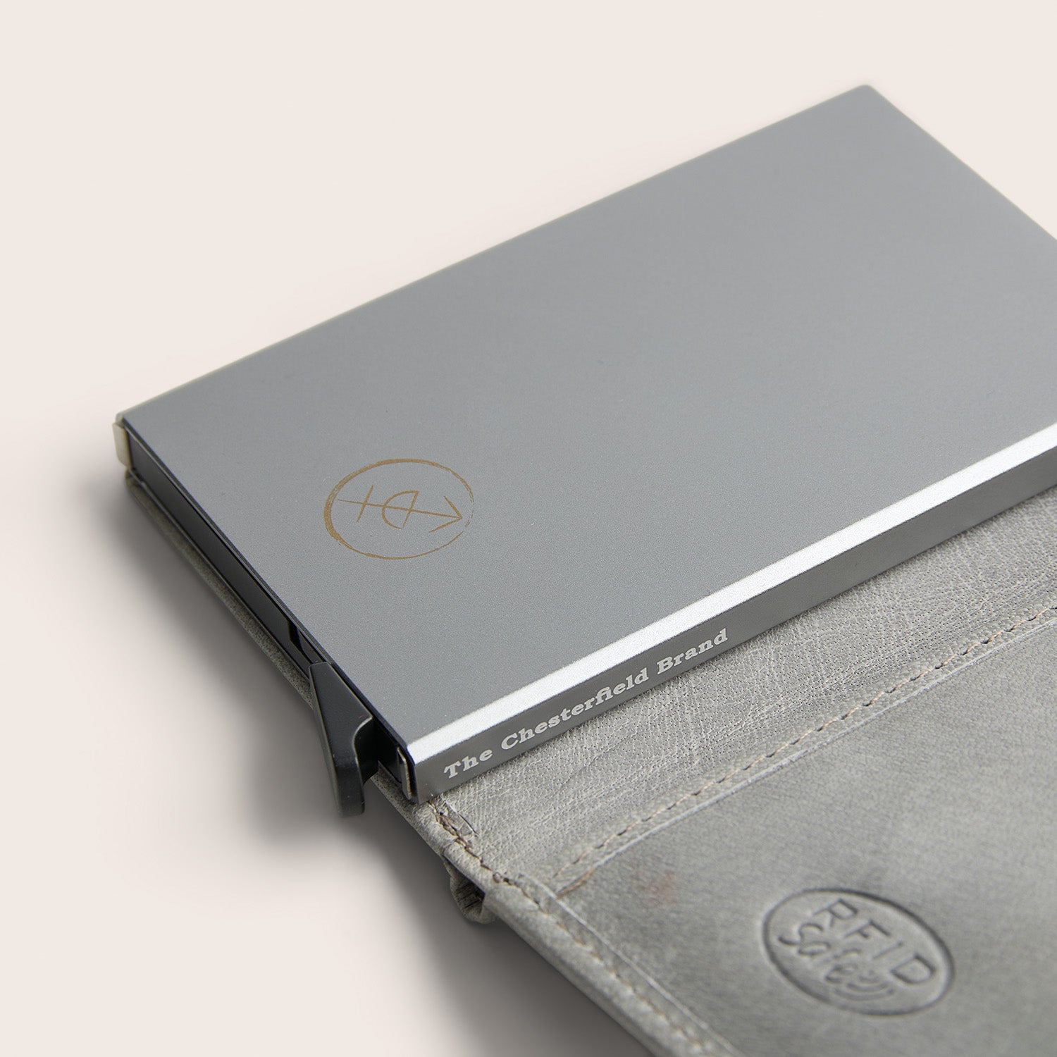 Leren Pasjeshouder Lichtgrijs Prague, close-up van de metalen kaartcassette met 'The Chesterfield Brand'