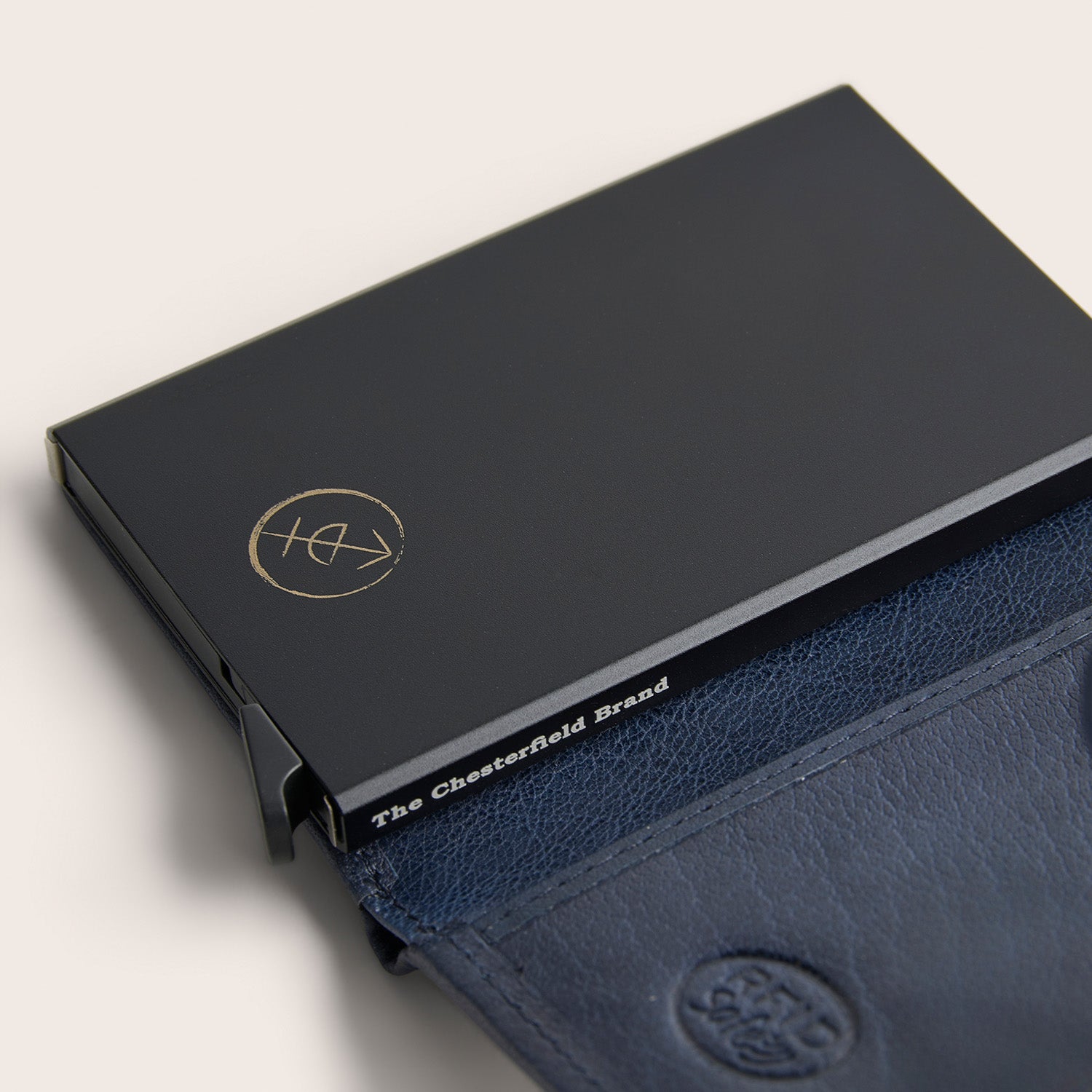 Leren Pasjeshouder Navy Prague, close-up van de kaartcassette met de tekst 'The Chesterfield Brand'