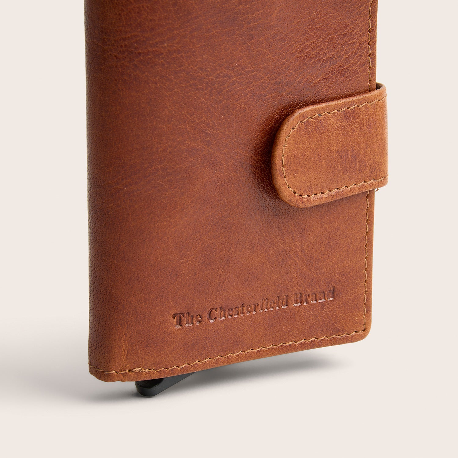 Leather Card Holder Cognac Prague, close-up of the embossed logo