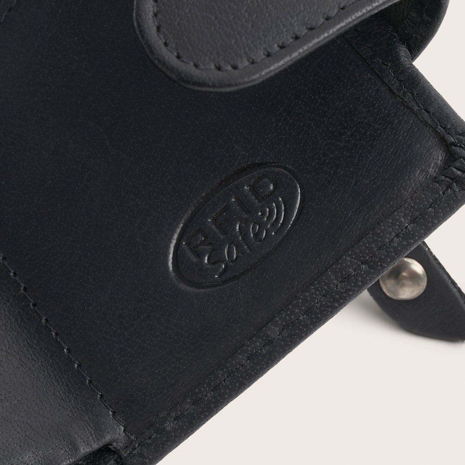 Porte-cartes en Cuir Noir Portland, gros plan sur le logo embossé 'RFID Safe'