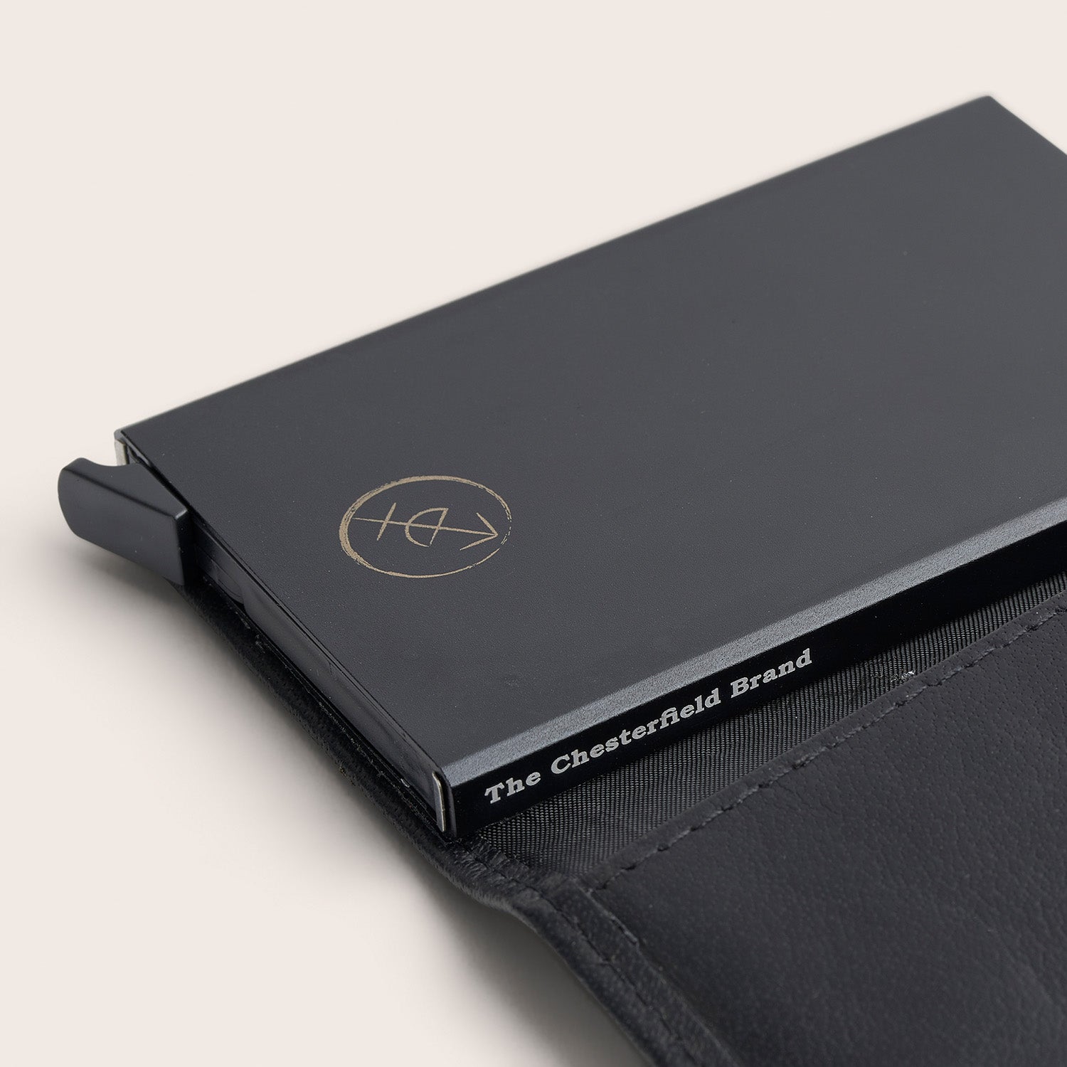 Porte-cartes en Cuir Noir Portland, gros plan sur l'étui à cartes avec l'inscription 'The Chesterfield Brand'
