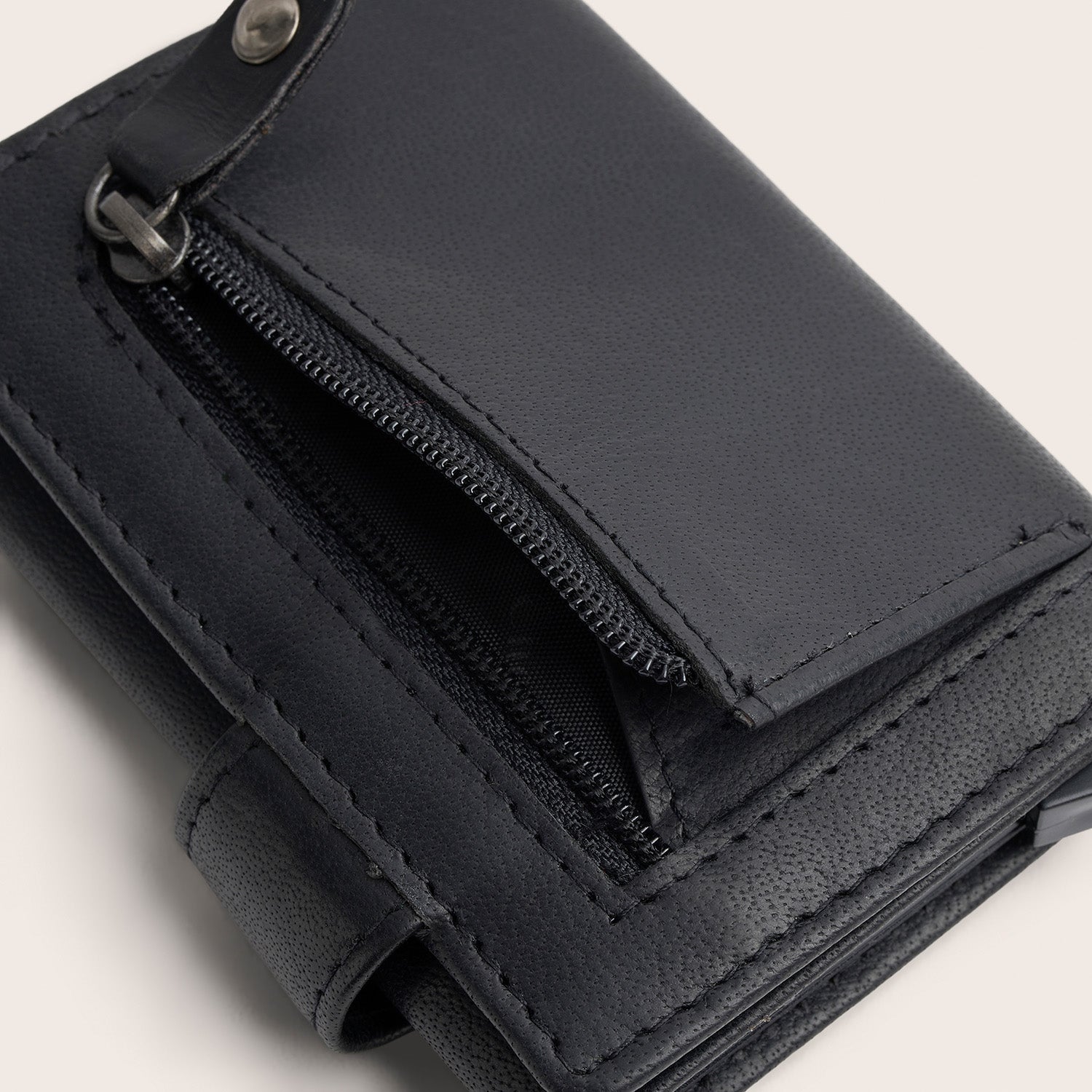 Porte-cartes en Cuir Noir Portland, gros plan sur une poche zippée, ouverte