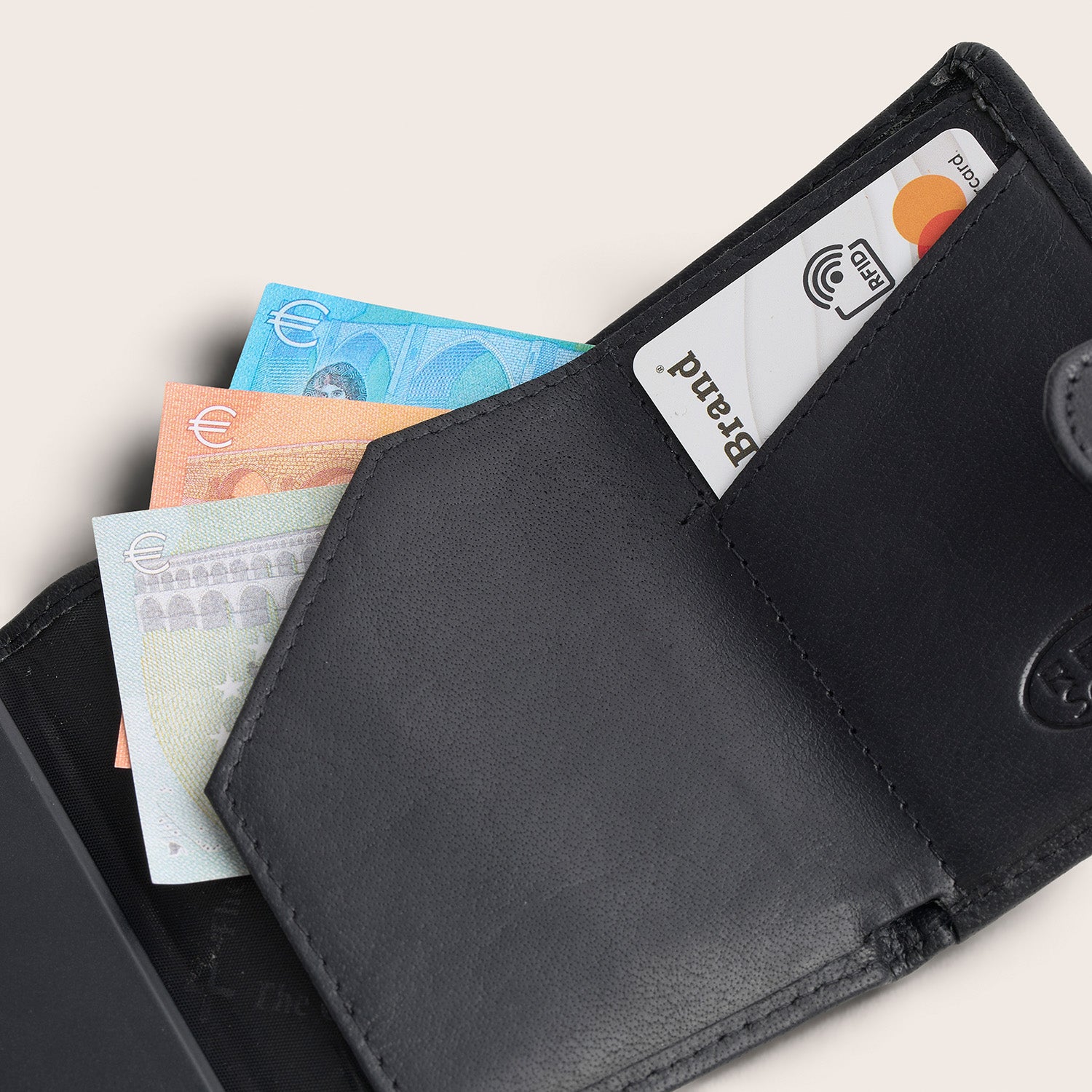 Porte-cartes en Cuir Noir Portland, gros plan sur l'intérieur avec cartes et billets
