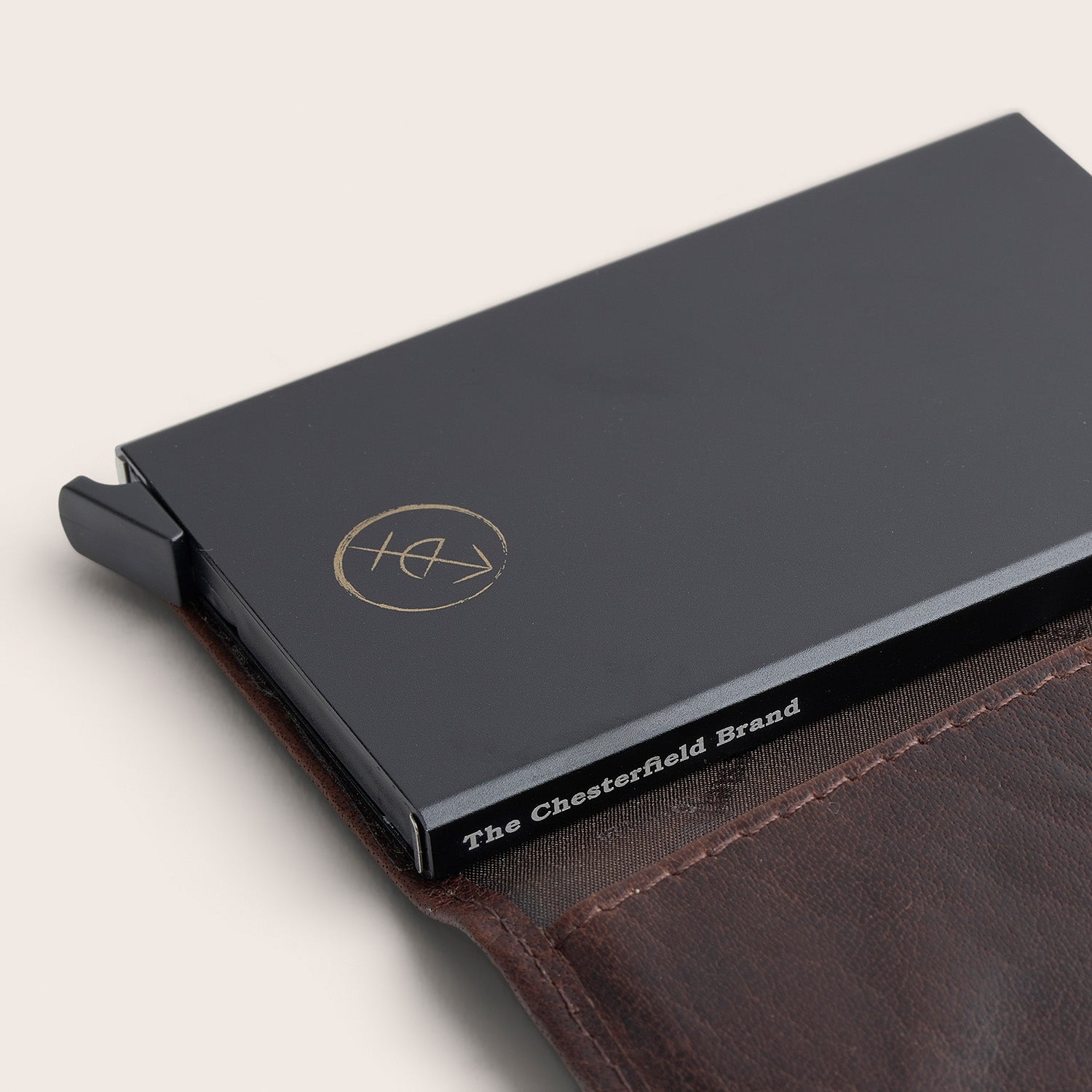 Leder Kartenetui Braun Portland, Nahaufnahme des Kartenhalters mit dem Schriftzug 'The Chesterfield Brand'