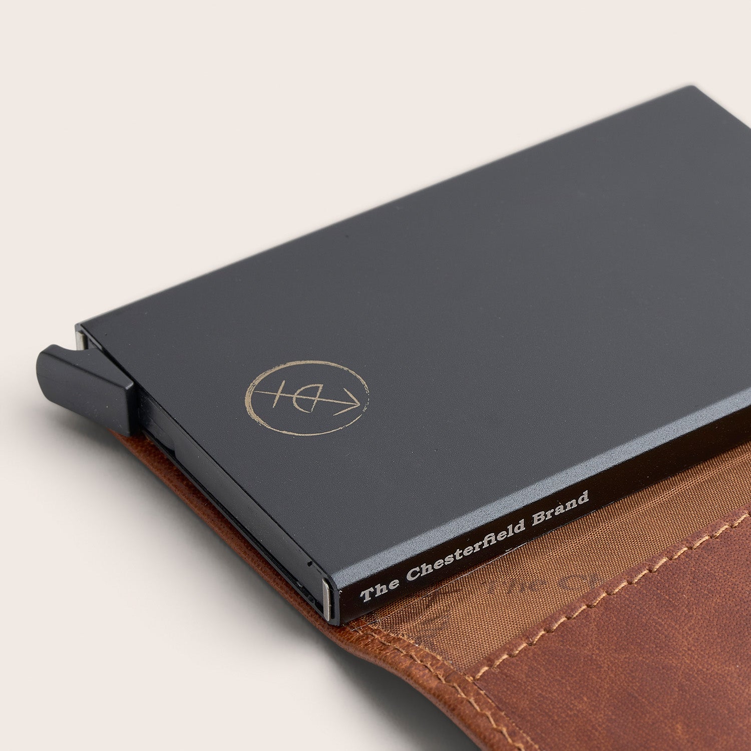 Leder Kartenetui Cognac Portland, Nahaufnahme des Kartenhalters mit dem Schriftzug 'The Chesterfield Brand'