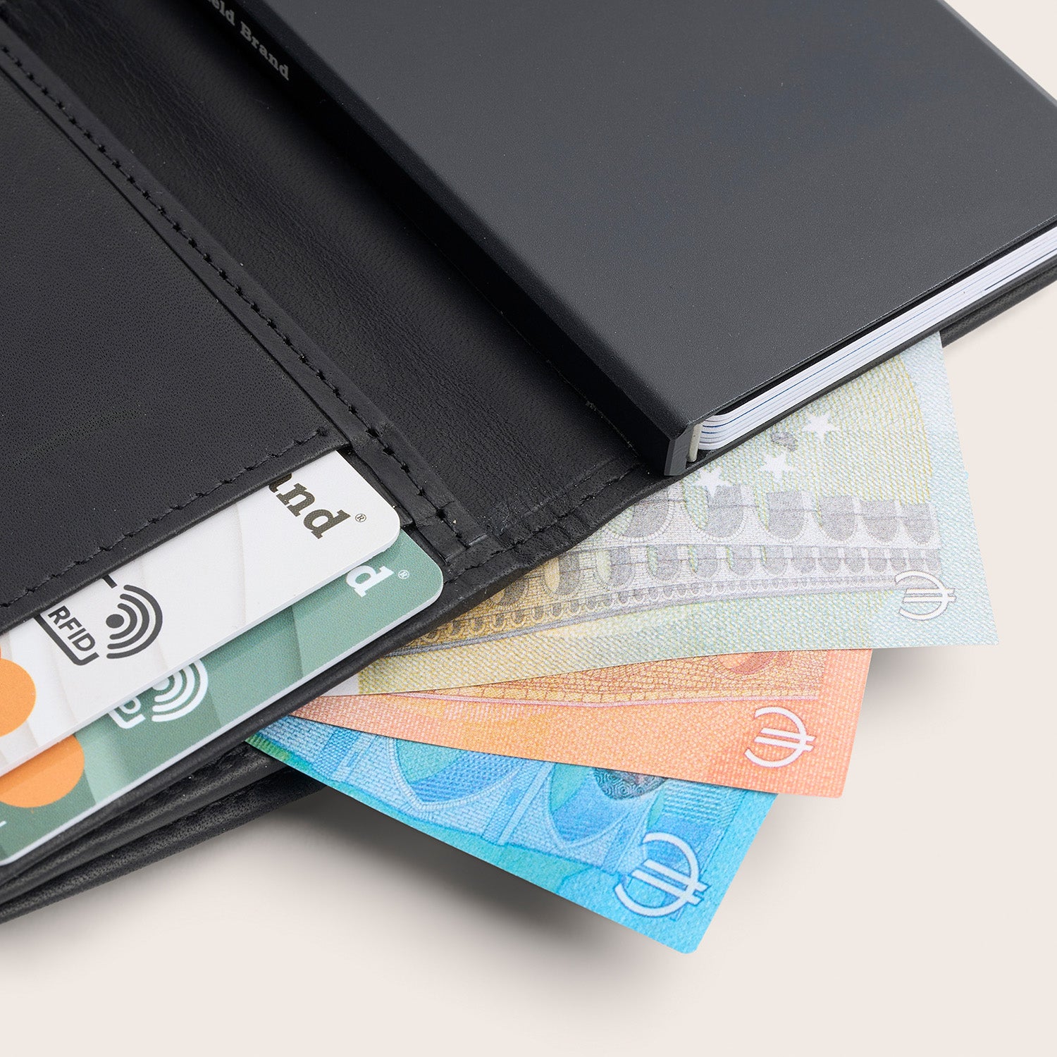 Leren Pasjeshouder Zwart Leipzig, binnenkant met pasjes en bankbiljetten