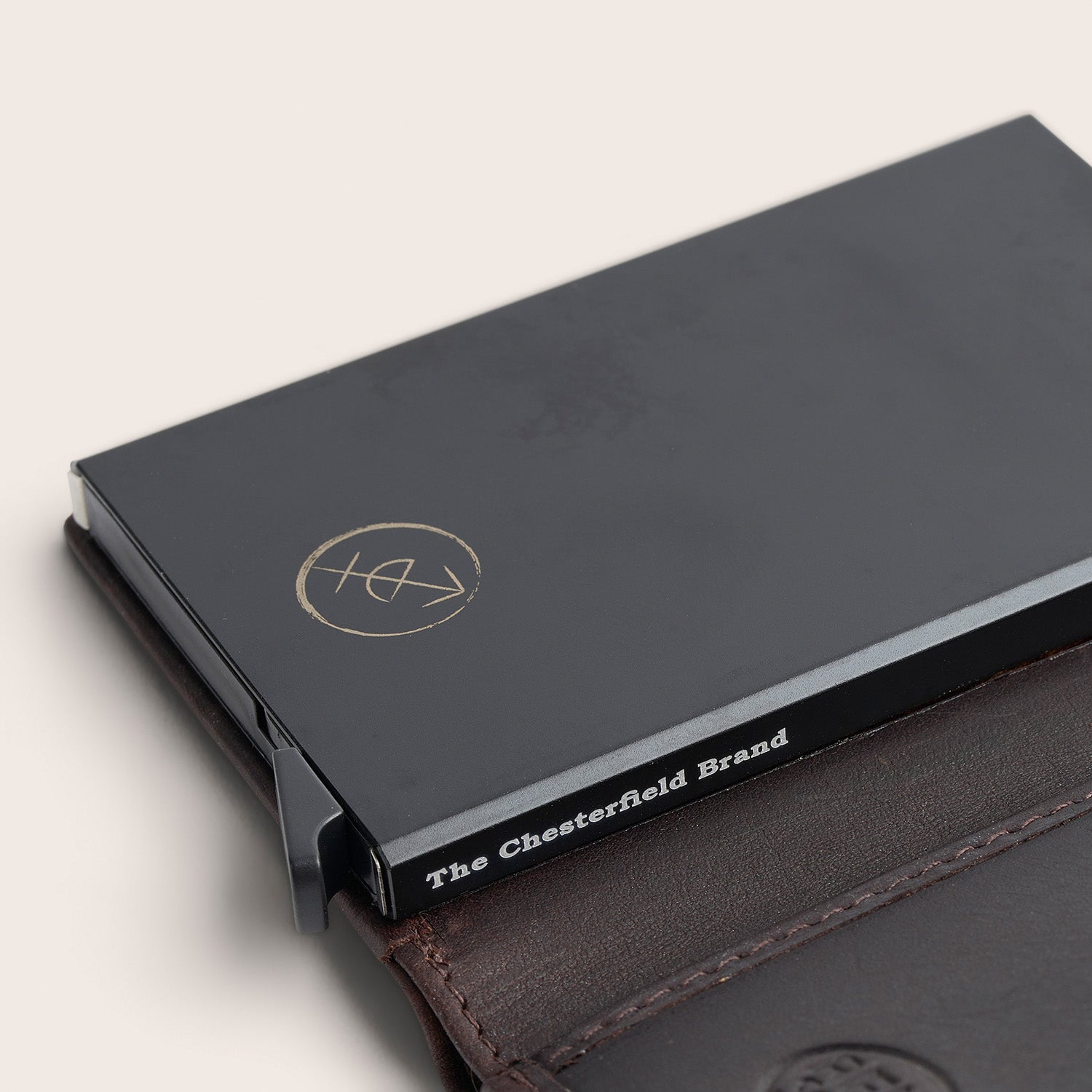 Leren Pasjeshouder Bruin Leipzig, close-up van de kaartcassette met opschrift 'The Chesterfield Brand'
