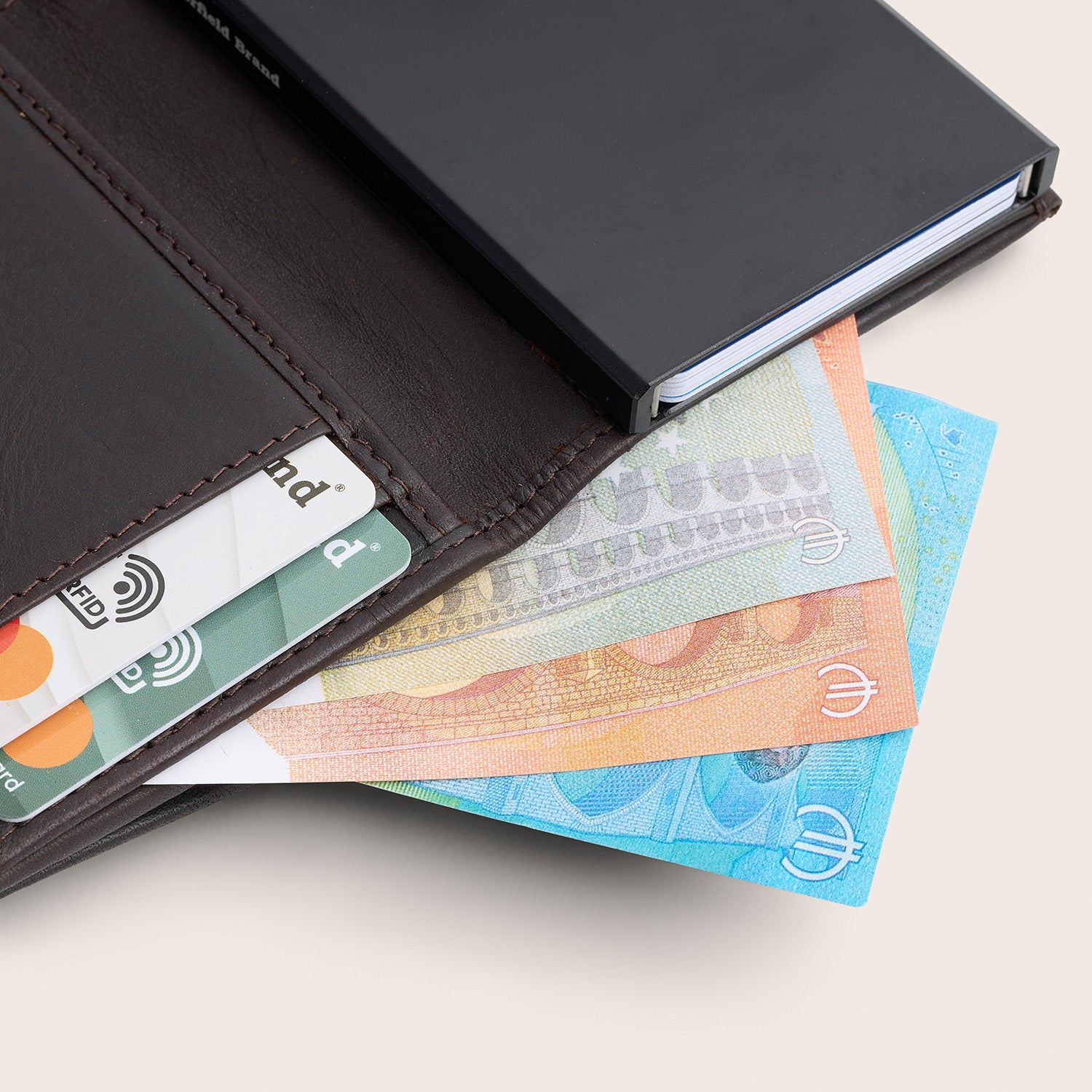 Leren Pasjeshouder Bruin Leipzig, binnenkant met pasjes en bankbiljetten