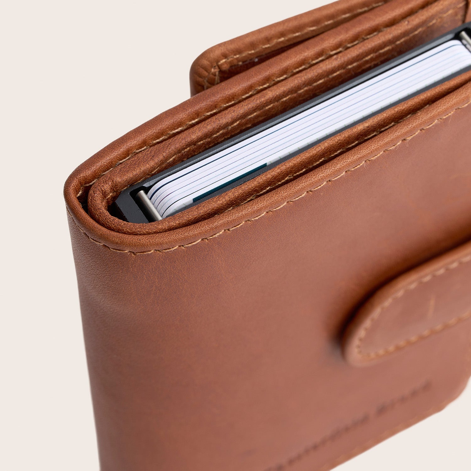 Leren Pasjeshouder Cognac Leipzig, close-up van het pasjescompartiment van bovenaf, met pasjes