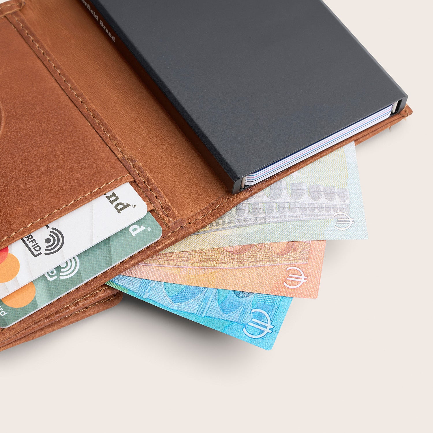 Leren Pasjeshouder Cognac Leipzig, binnenkant met pasjes en bankbiljetten