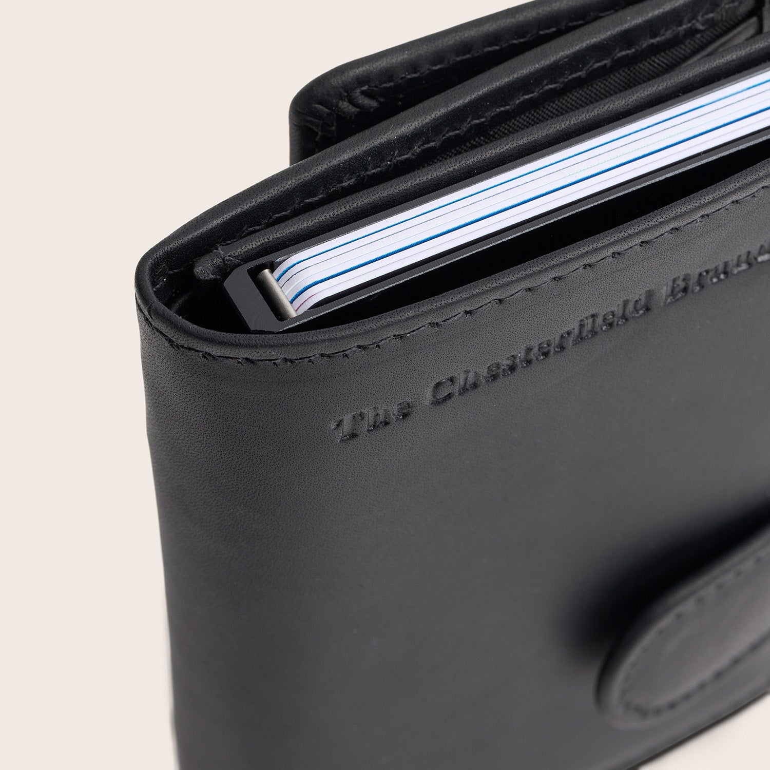 Porte-cartes en Cuir Noir Frankfurt, gros plan sur le logo embossé 'The Chesterfield Brand'