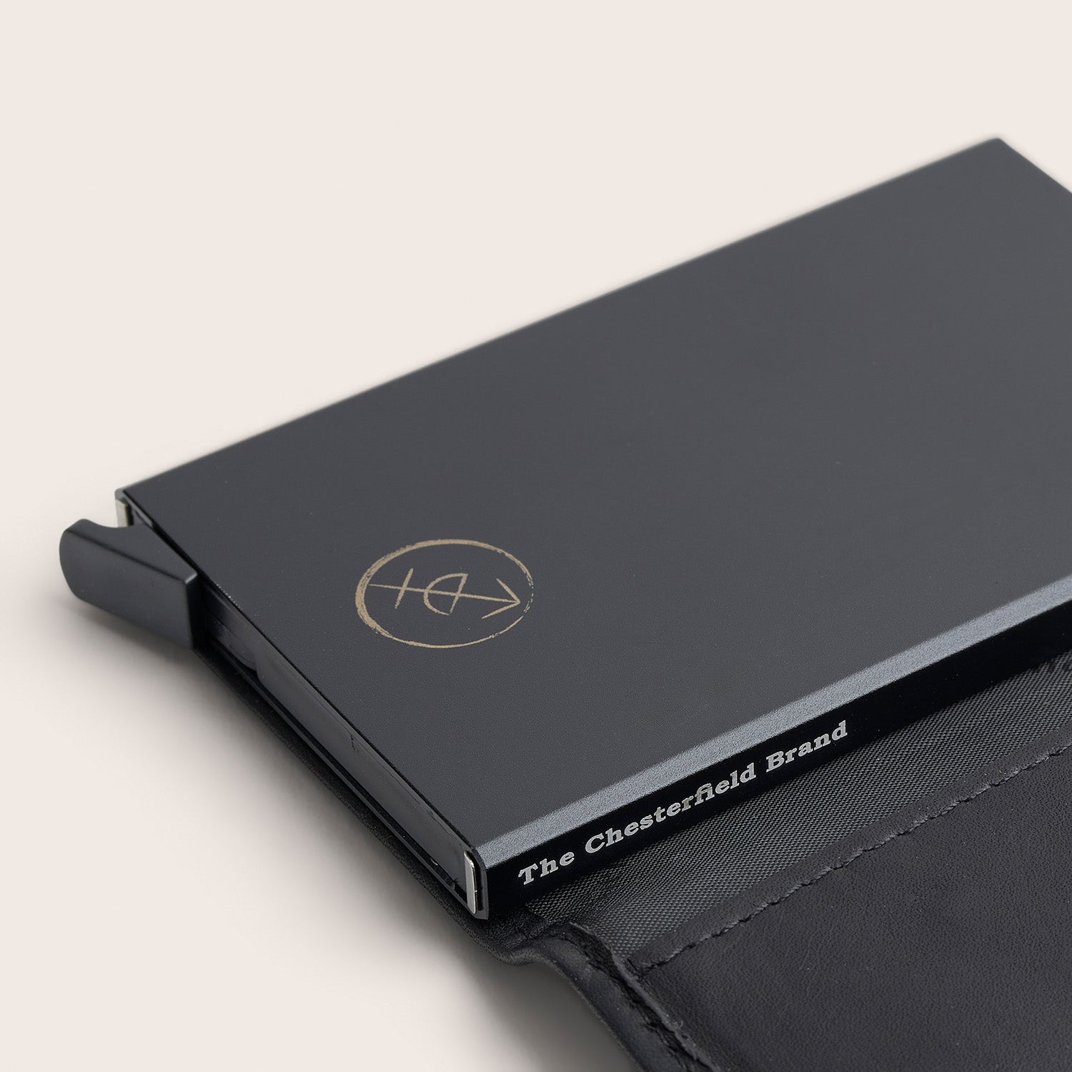 Porte-cartes en Cuir Noir Frankfurt, gros plan sur le mécanisme à cartes noir avec l'inscription 'The Chesterfield Brand'