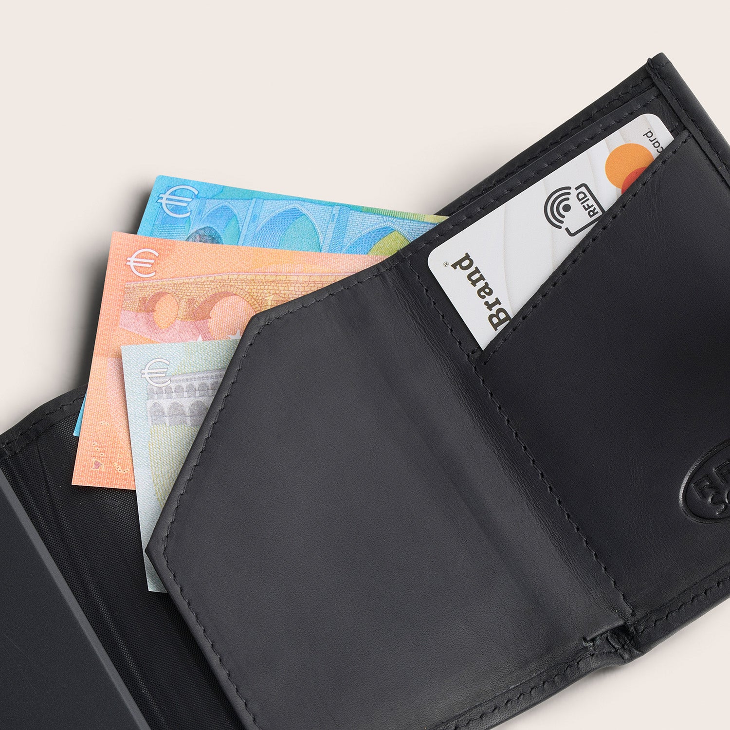 Porte-cartes en Cuir Noir Frankfurt, vue intérieure avec cartes et billets