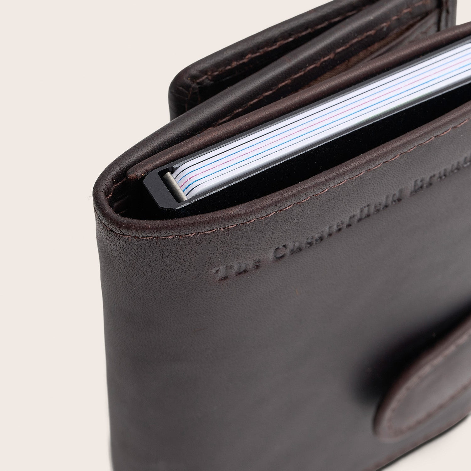 Porte-cartes en Cuir Marron Frankfurt, gros plan sur le logo embossé 'The Chesterfield Brand'