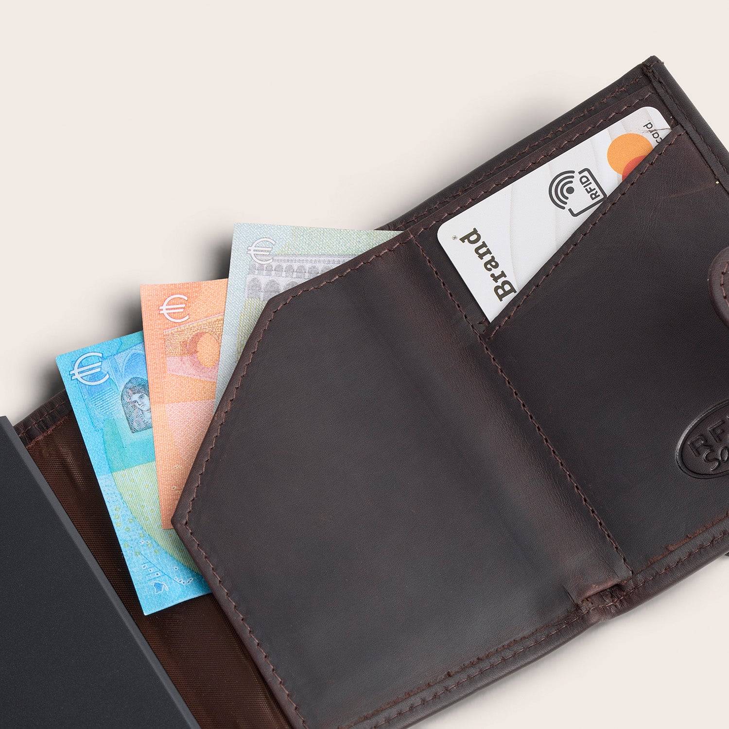 Porte-cartes en Cuir Marron Frankfurt, vue intérieure avec cartes et billets