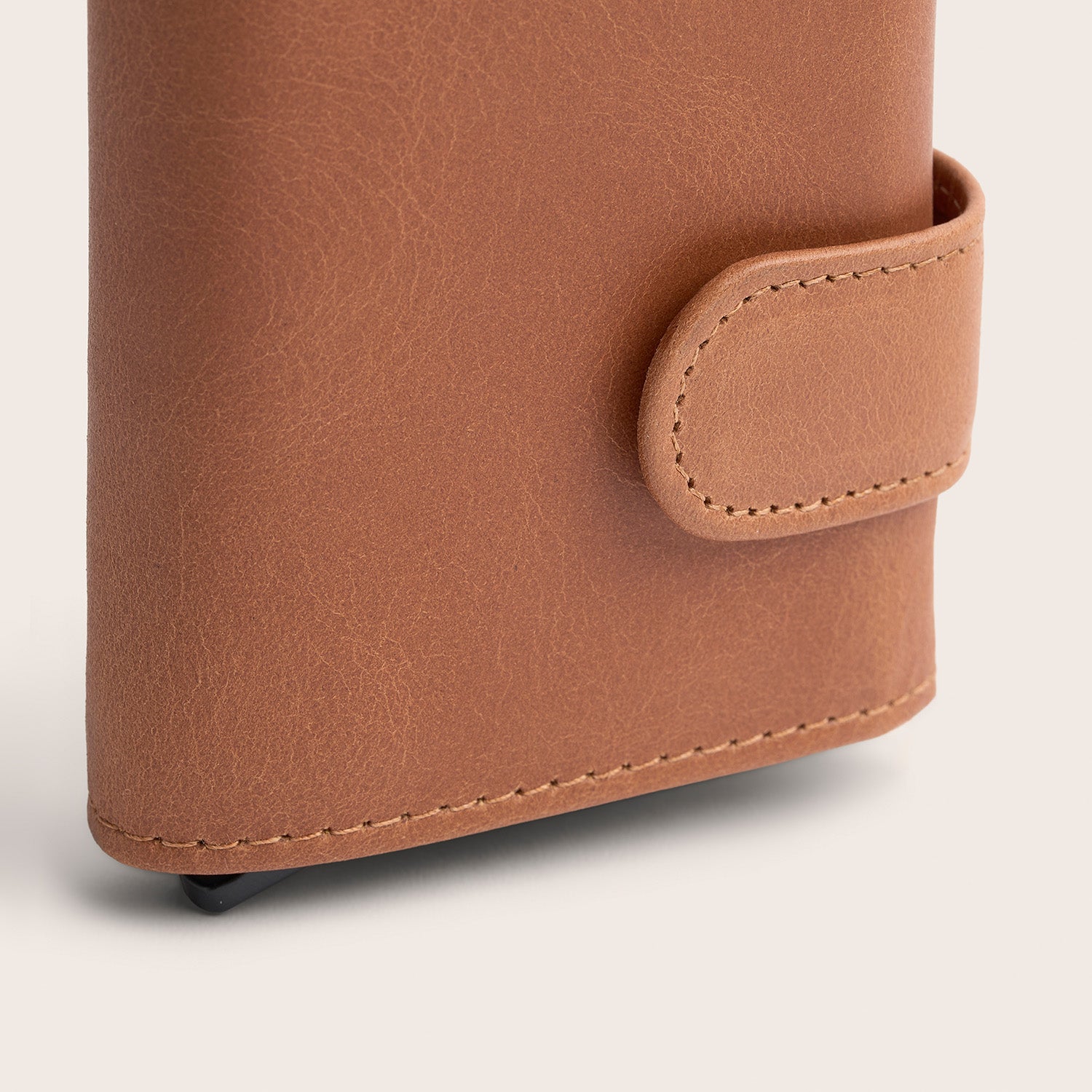 Leather Card Holder Cognac Frankfurt, close-up of the closure tab