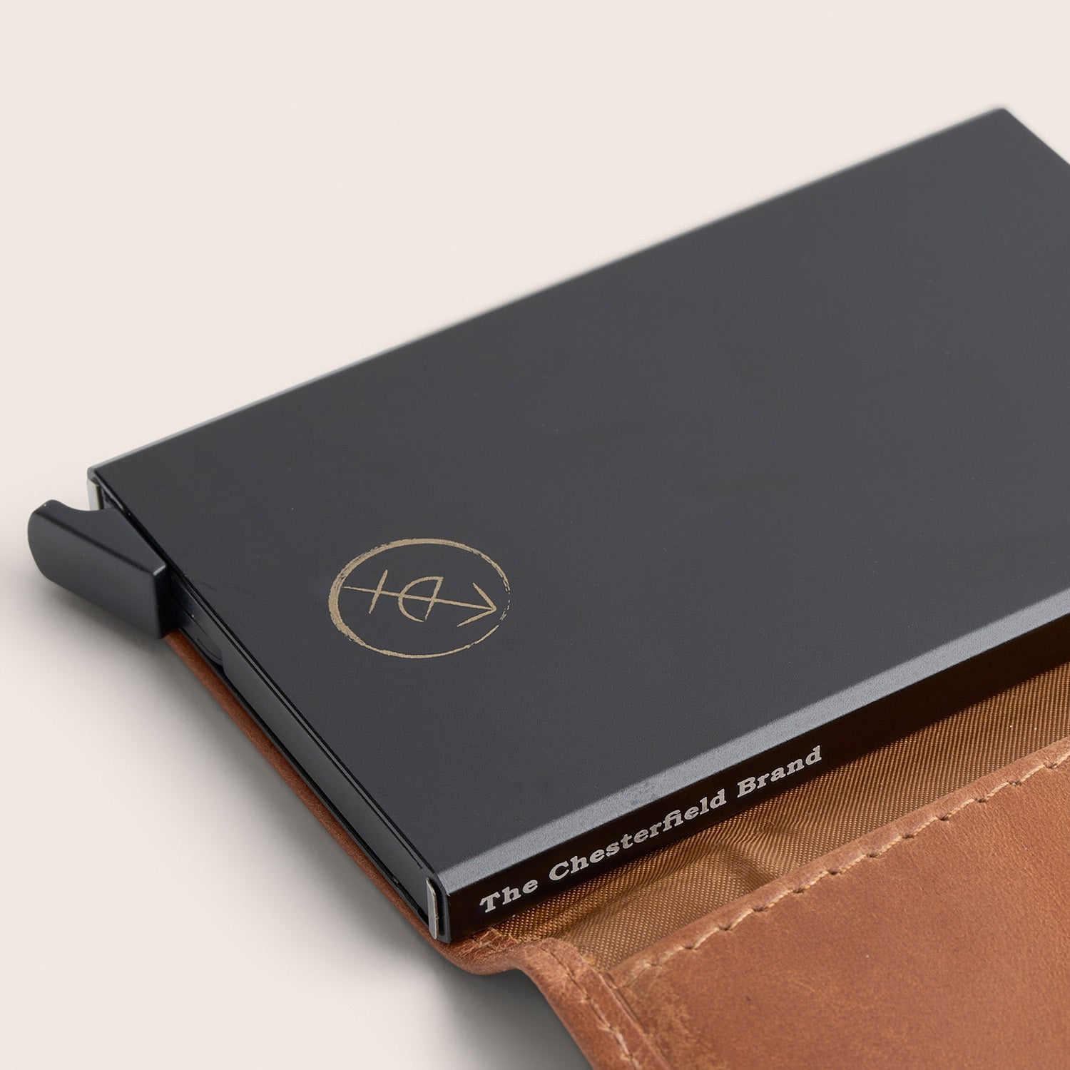 Leather Card Holder Cognac Frankfurt, close-up of the black card mechanism with 'The Chesterfield Brand' print