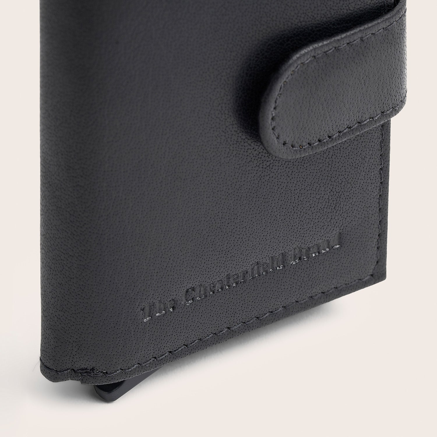 Leather Card Holder Black Hannover, close-up of the embossed logo