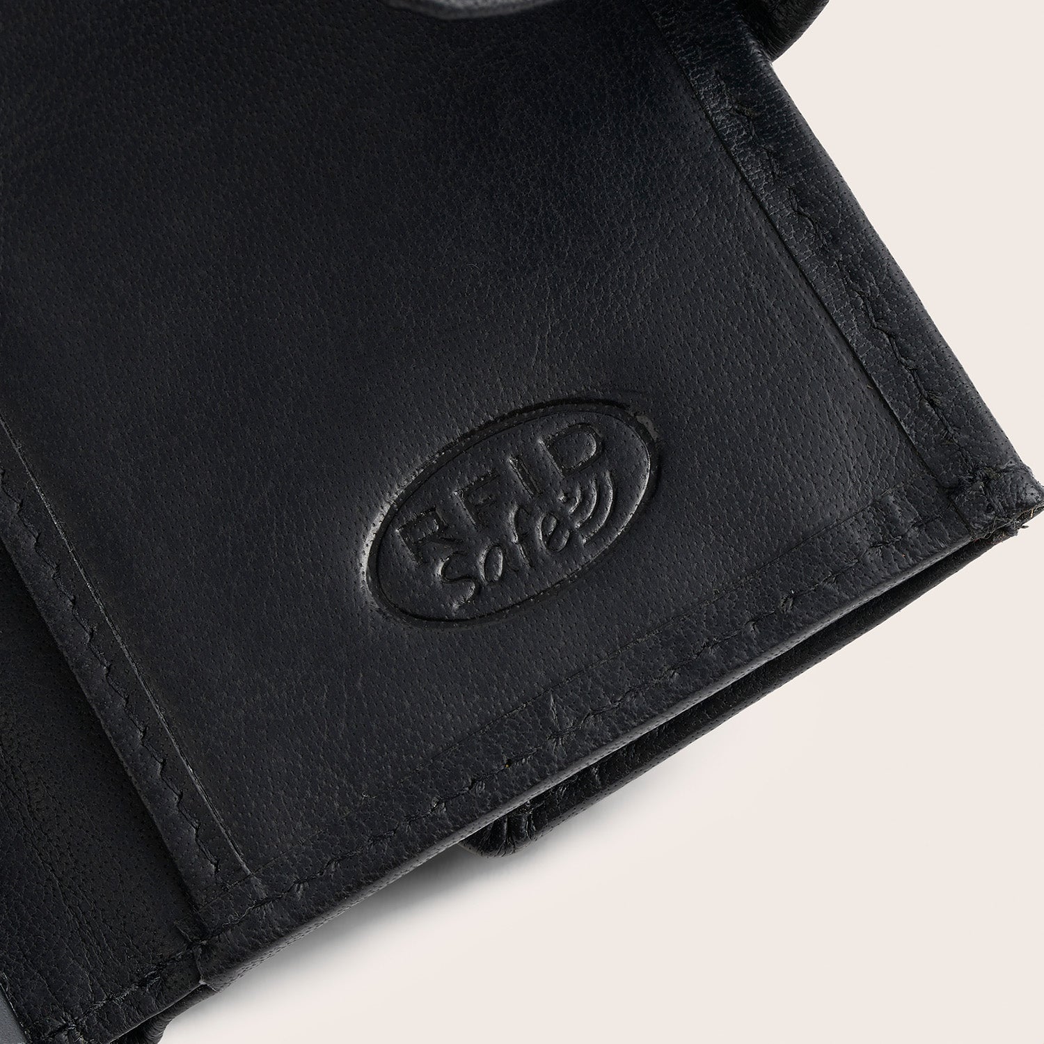 Leather Card Holder Black Hannover, close-up of the embossed 'RFID Safe' logo