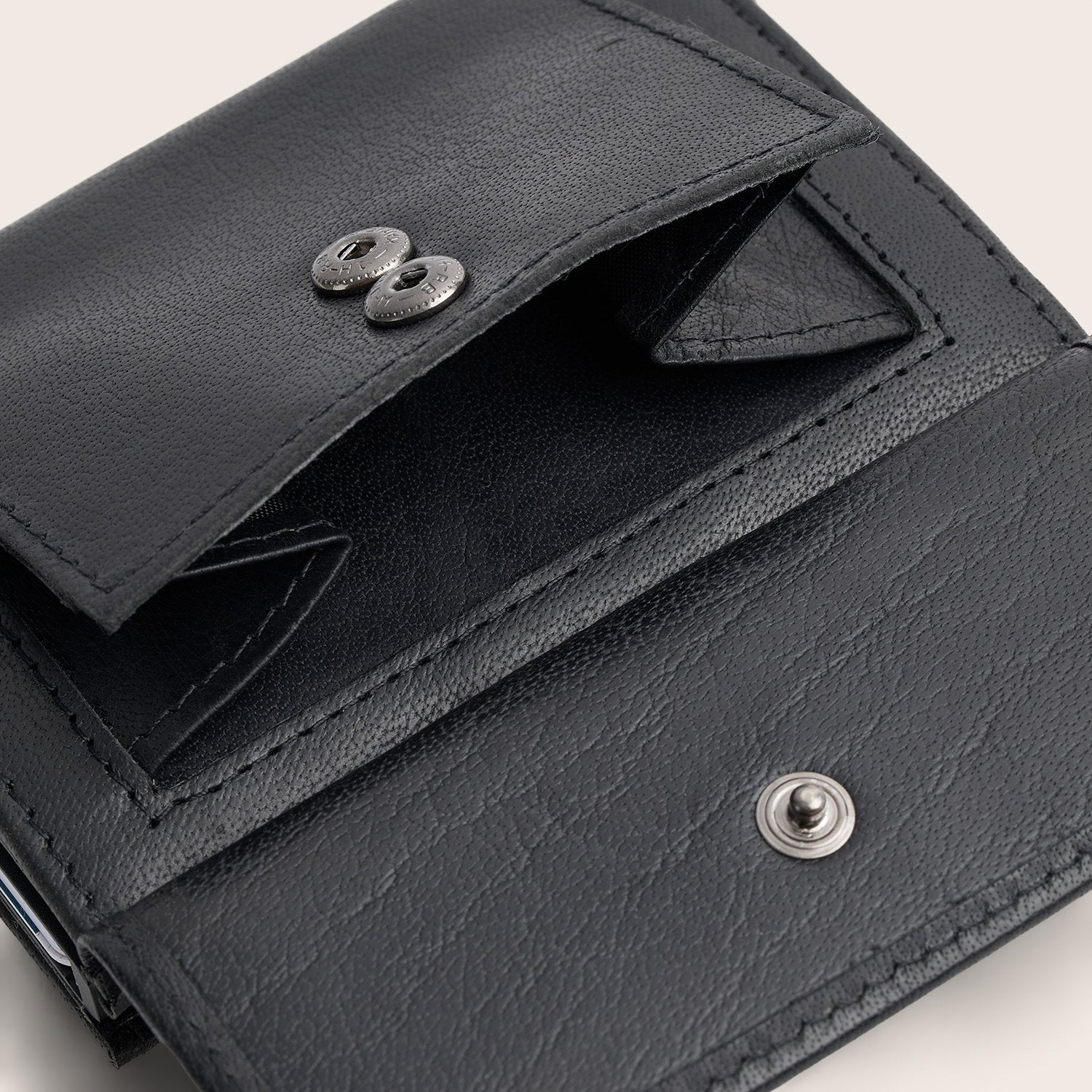 Leather Card Holder Black Hannover, close-up of the open coin pocket with snap button