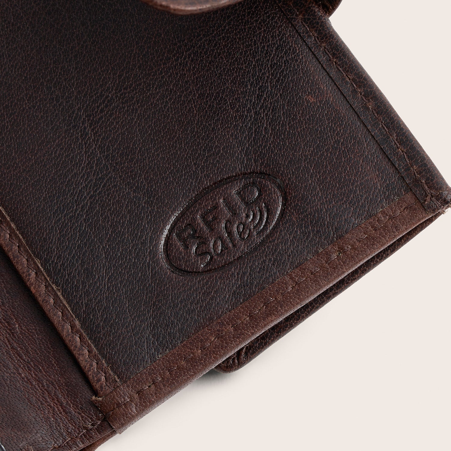 Leren Pasjeshouder Bruin Hannover, close-up van het ingeperste 'RFID Safe'-logo