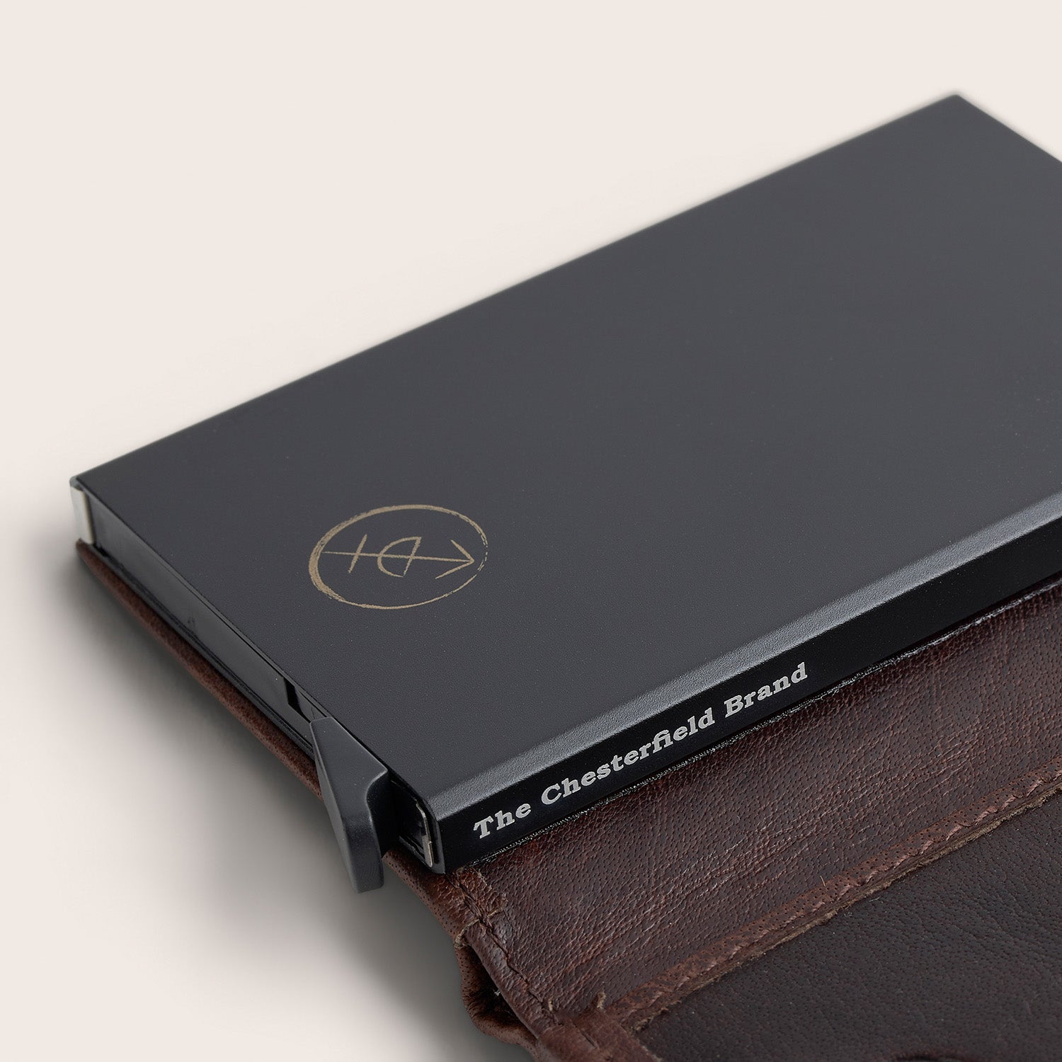 Leren Pasjeshouder Bruin Hannover, close-up van de kaartcassette met opdruk 'The Chesterfield Brand'