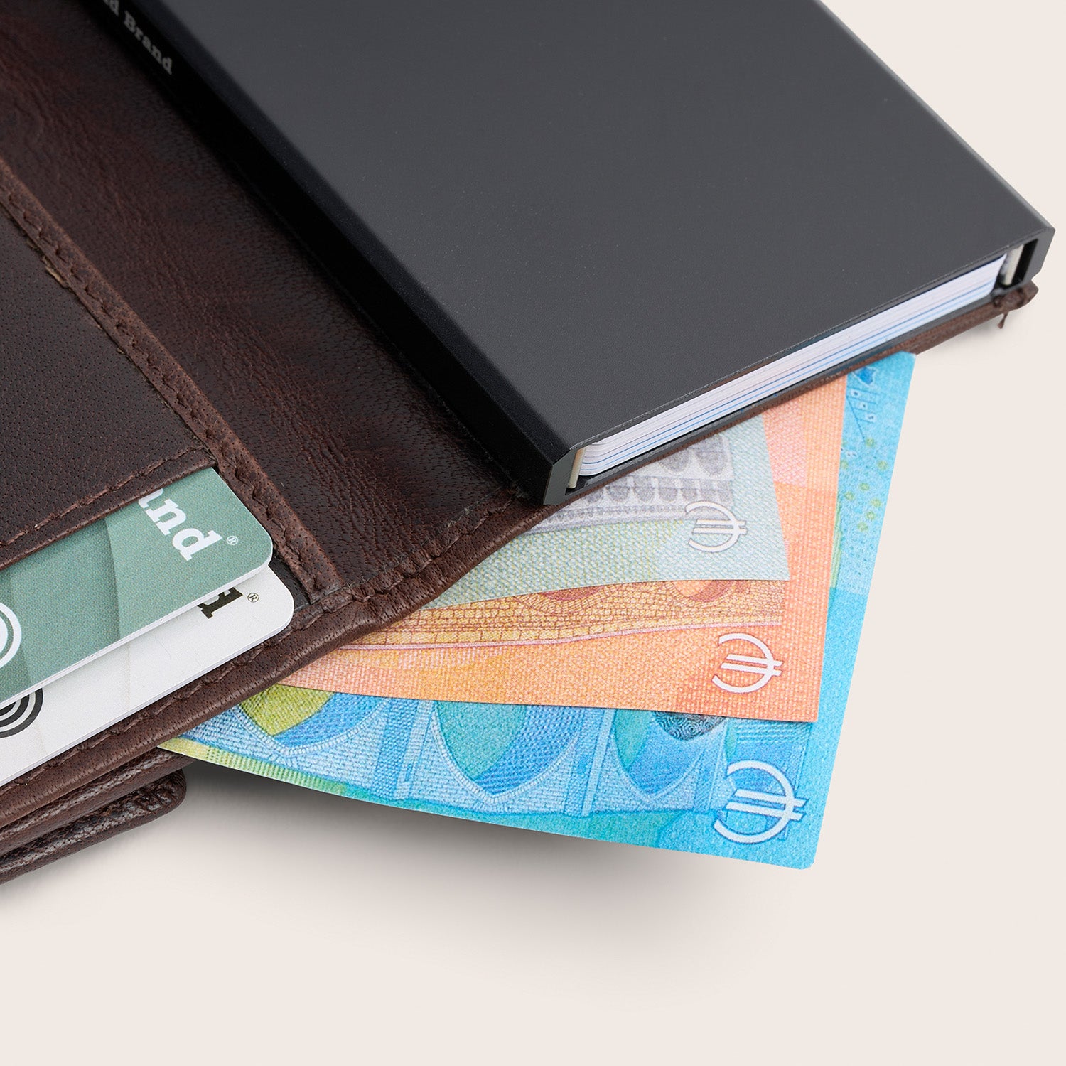 Leren Pasjeshouder Bruin Hannover, binnenkant, opengeklapt, met pasjes en bankbiljetten