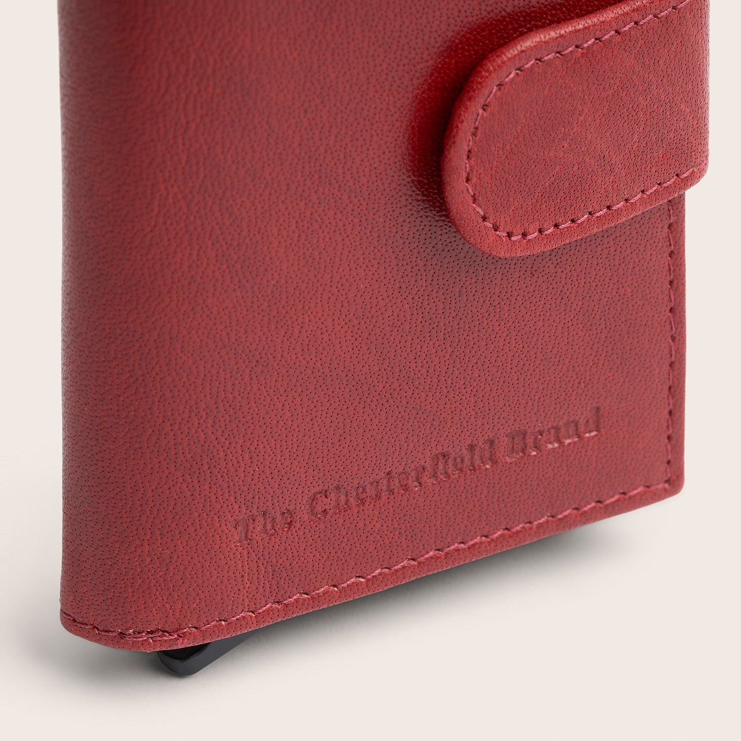 Leather Card Holder Red Hannover, close-up of the embossed logo