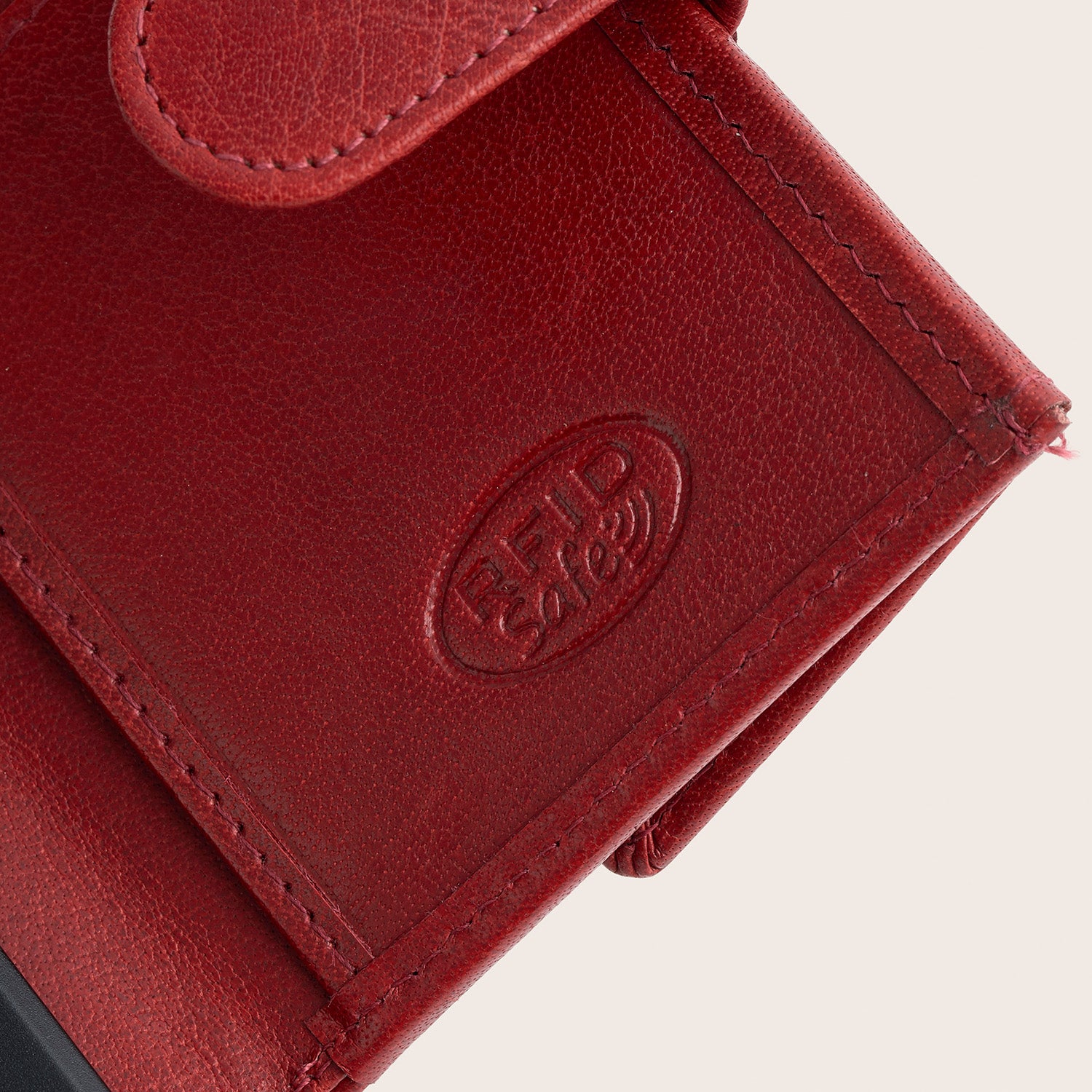 Leather Card Holder Red Hannover, close-up of the embossed 'RFID Safe'