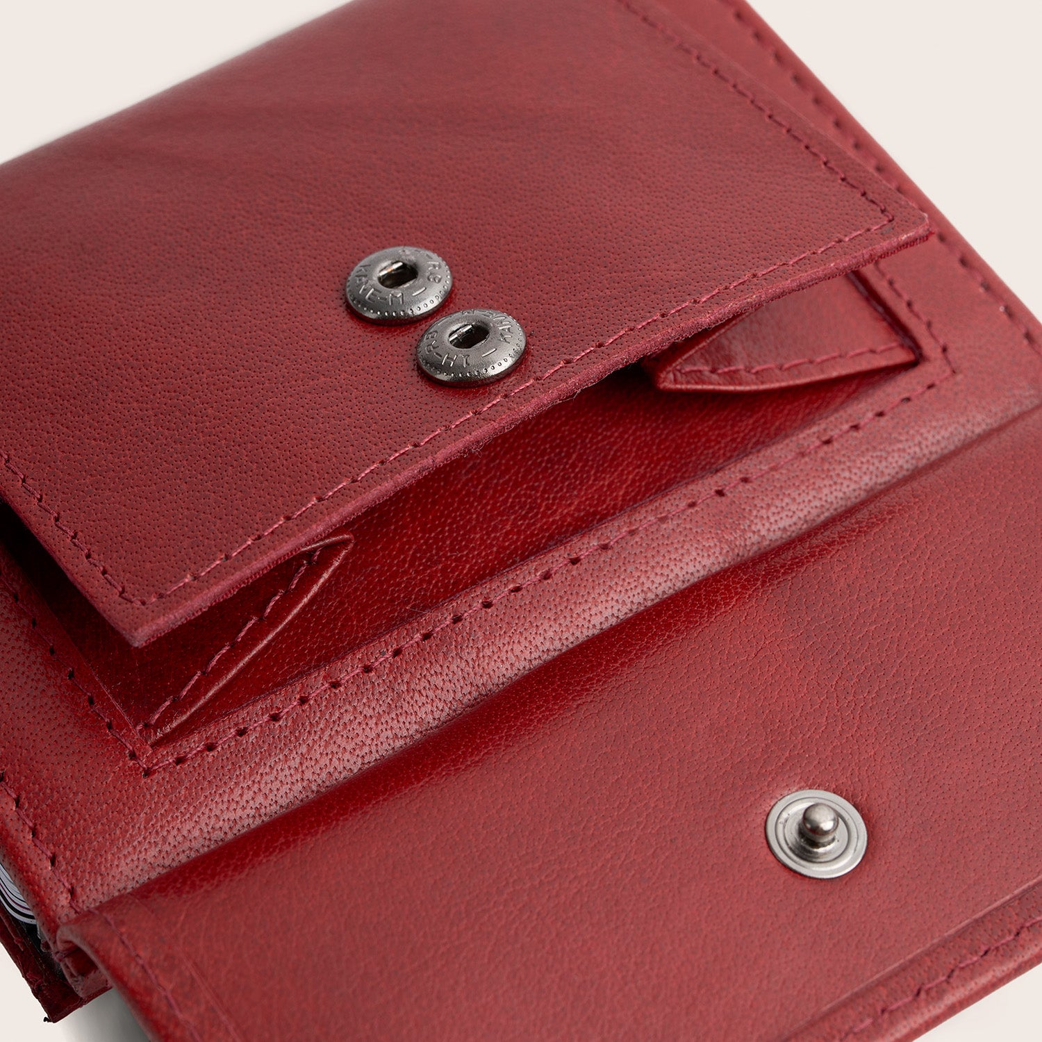 Leather Card Holder Red Hannover, inside view, close-up of the snap buttons
