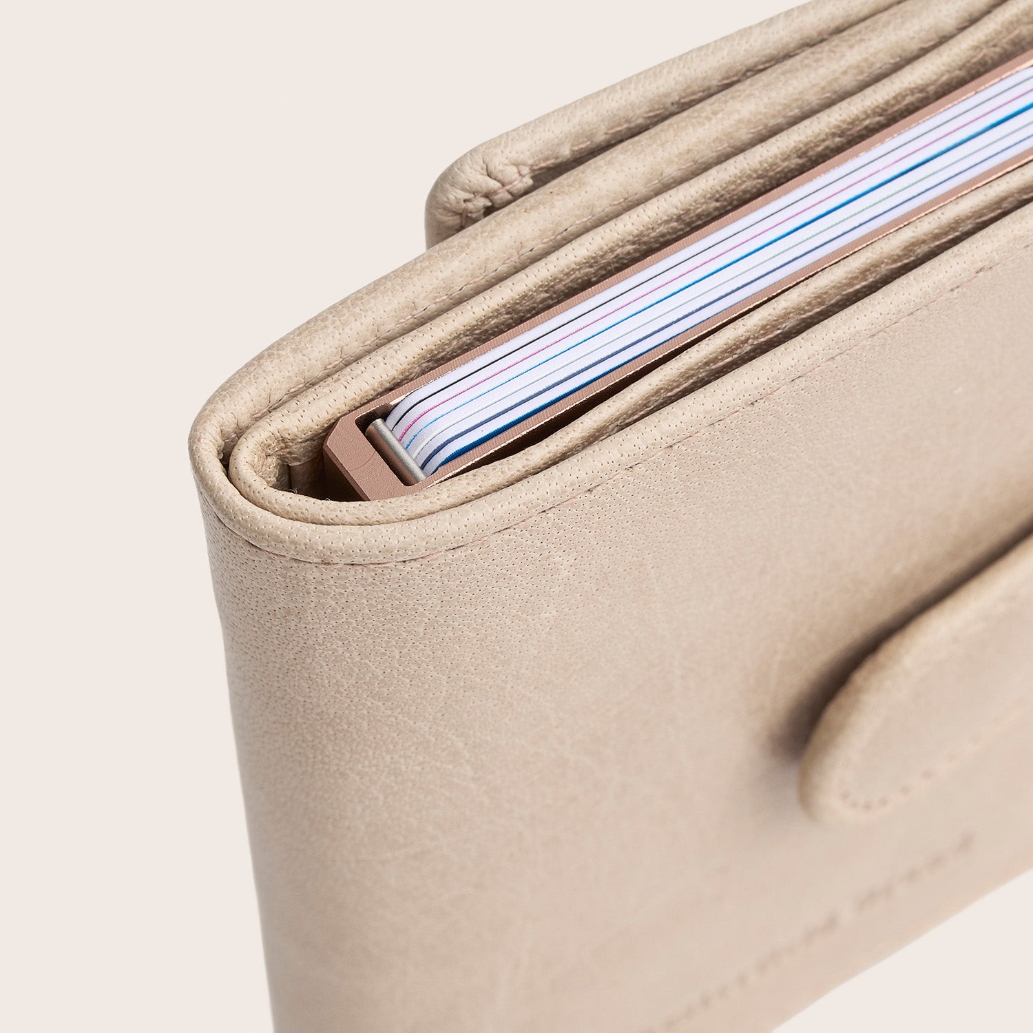 Leren Pasjeshouder Off White Hannover, close-up van de pasjes in de metalen kaarthouder