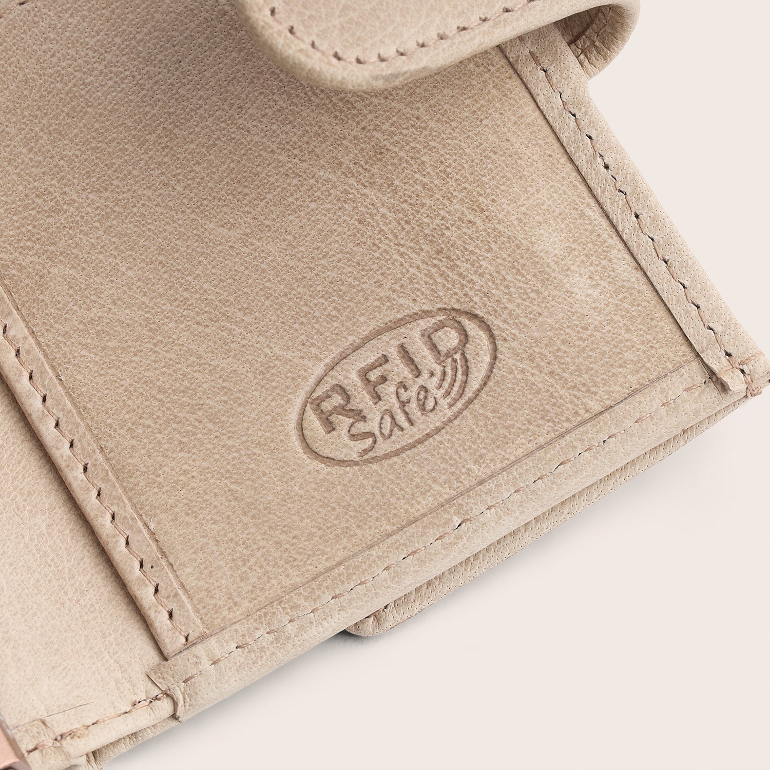 Leren Pasjeshouder Off White Hannover, close-up van het ingeperste 'RFID Safe'