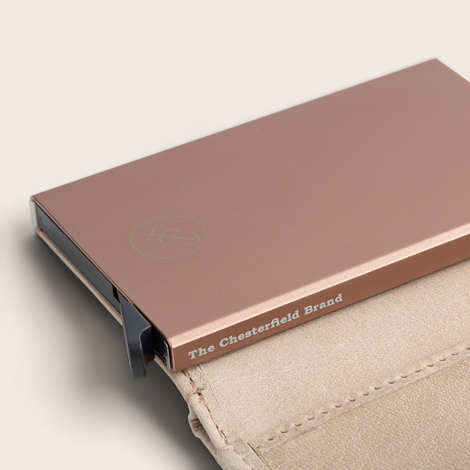Leren Pasjeshouder Off White Hannover, close-up van de metalen kaarthouder met opdruk 'The Chesterfield Brand'