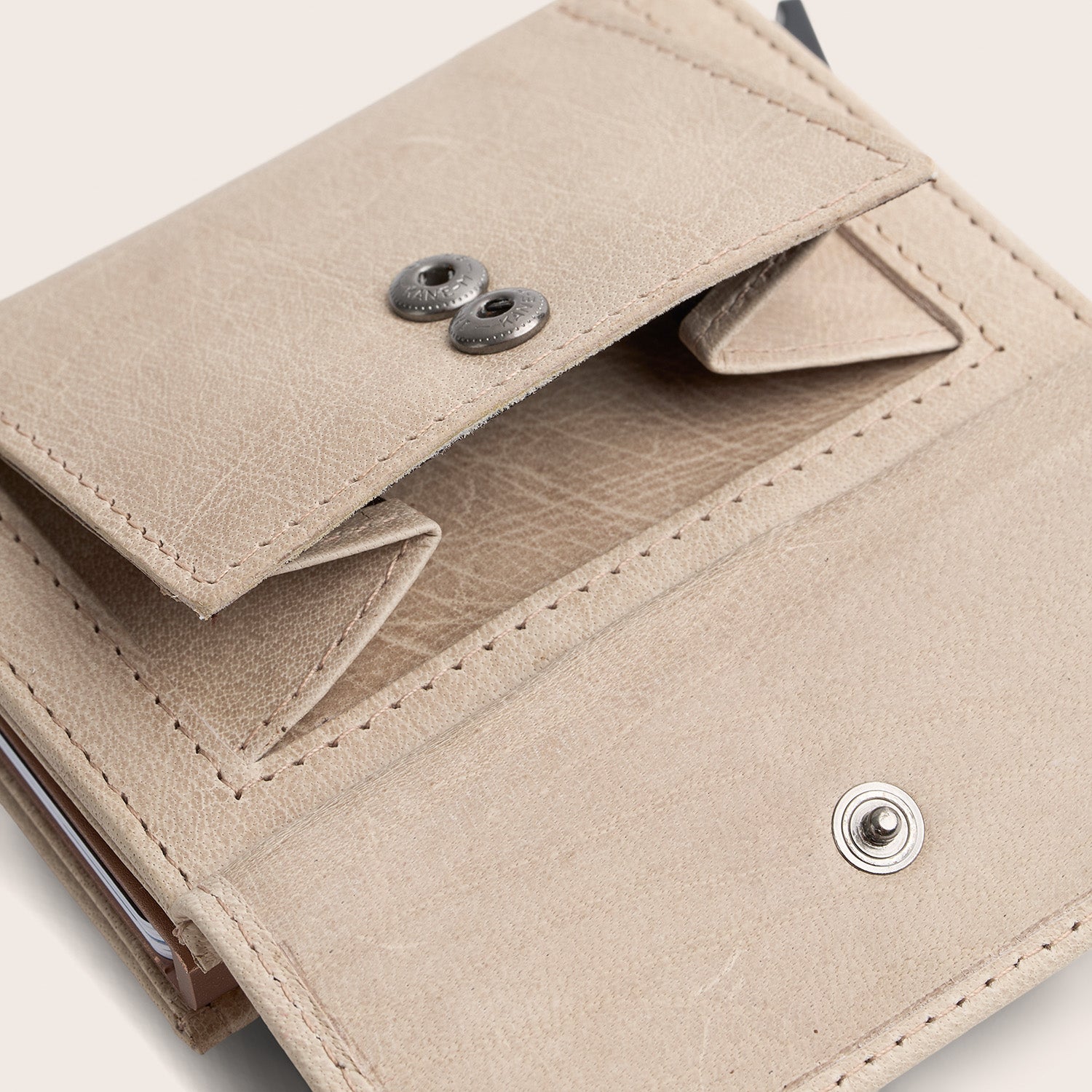 Leren Pasjeshouder Off White Hannover, binnenkant, opengeklapt, close-up van het muntvak