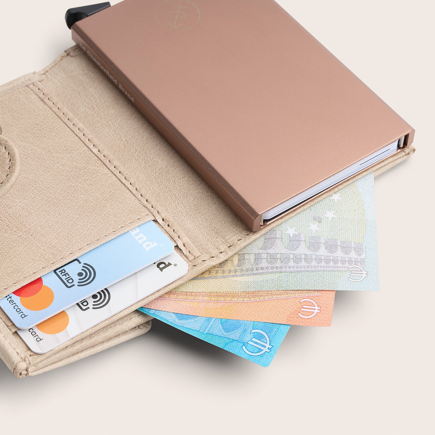 Leren Pasjeshouder Off White Hannover, binnenkant, opengeklapt, met pasjes en bankbiljetten